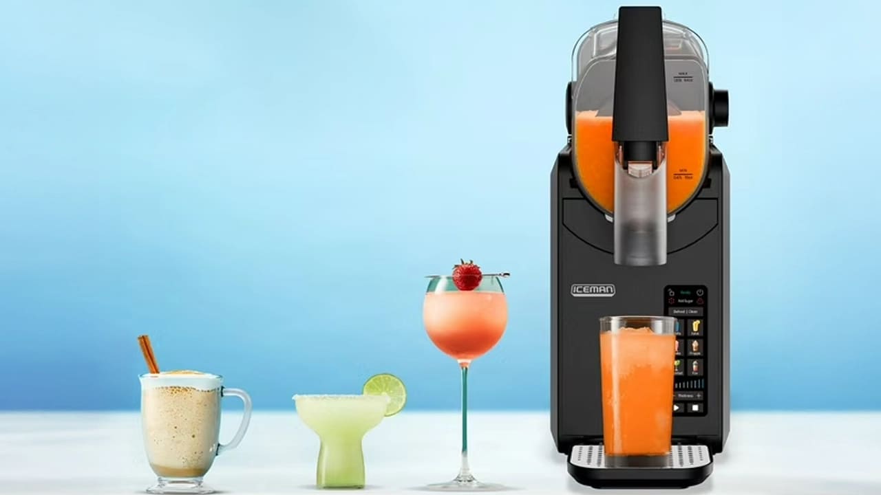 Imagen de bizcocho recién preparado junto a una batidora