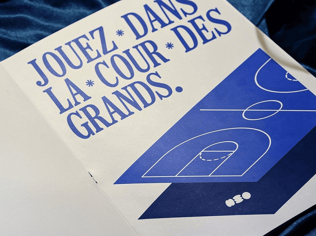 presentation design branding cococream design identite visuelle complete couleurs fraiches et coherentes. Elements graphiques verts pomme avec cupcakes, douille et logo violet myrtille page 1