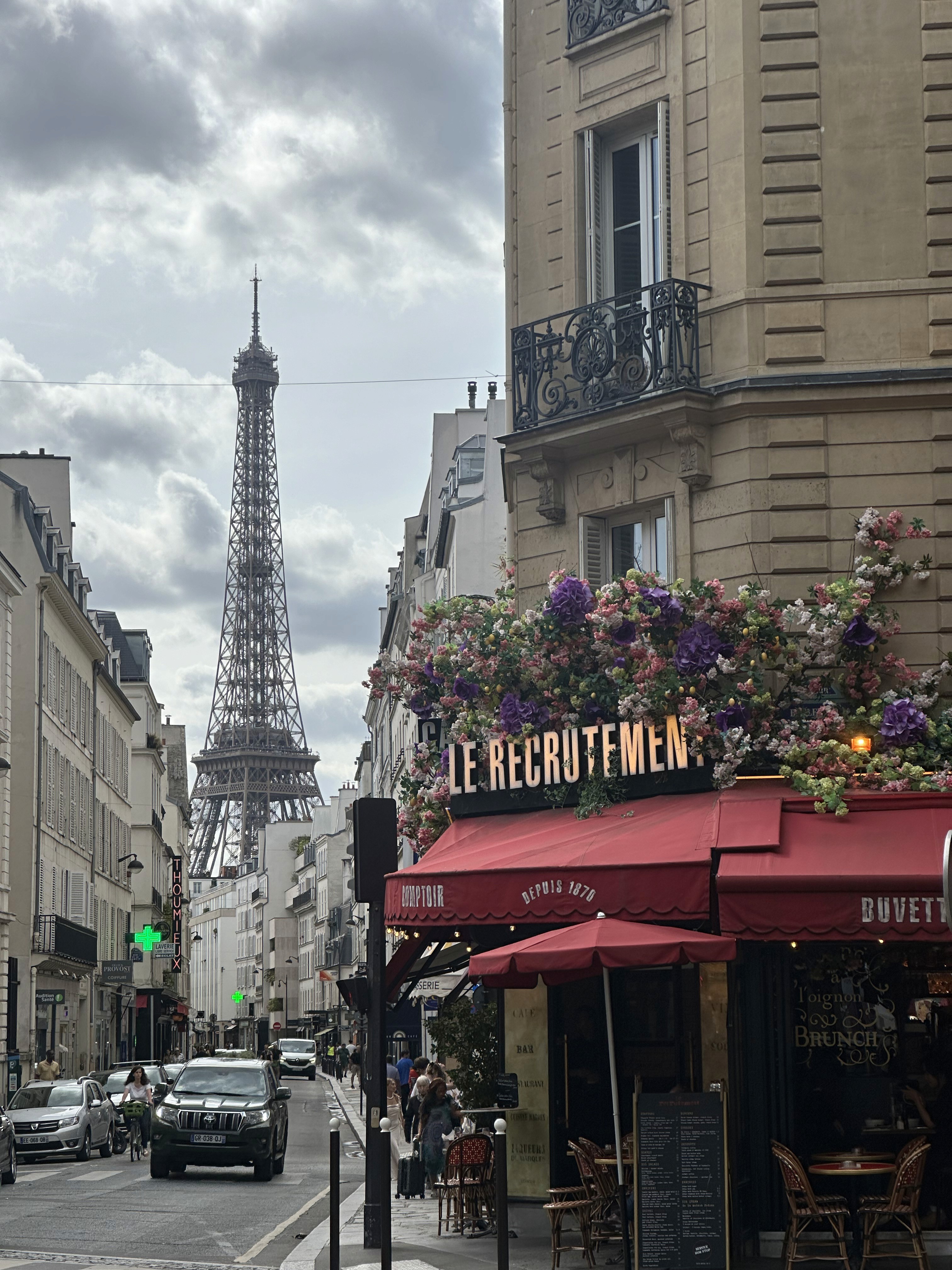 Restaurant with the eiffel tower view