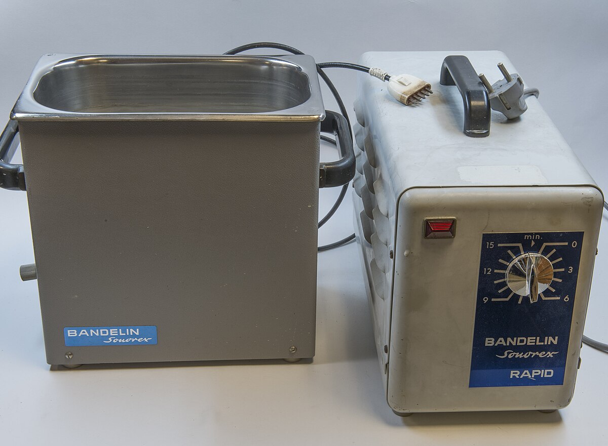 Laboratory water bath and control unit labeled Sandelin, used for precise temperature regulation in scientific experiments