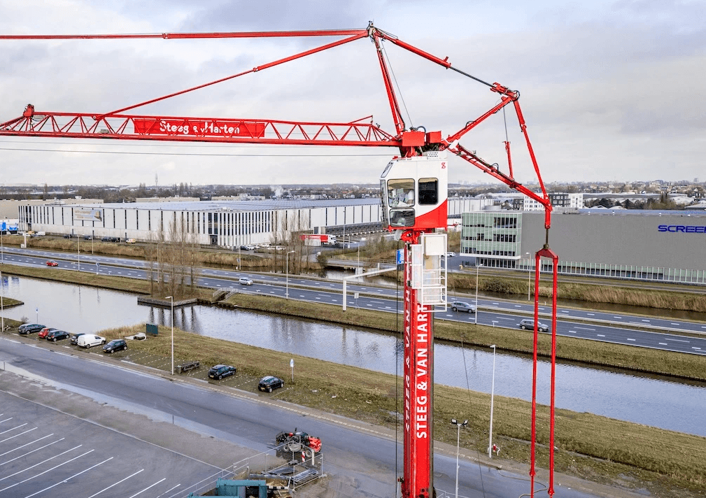 Rode kraan aan het water op de bouw- Steeg en van Harten