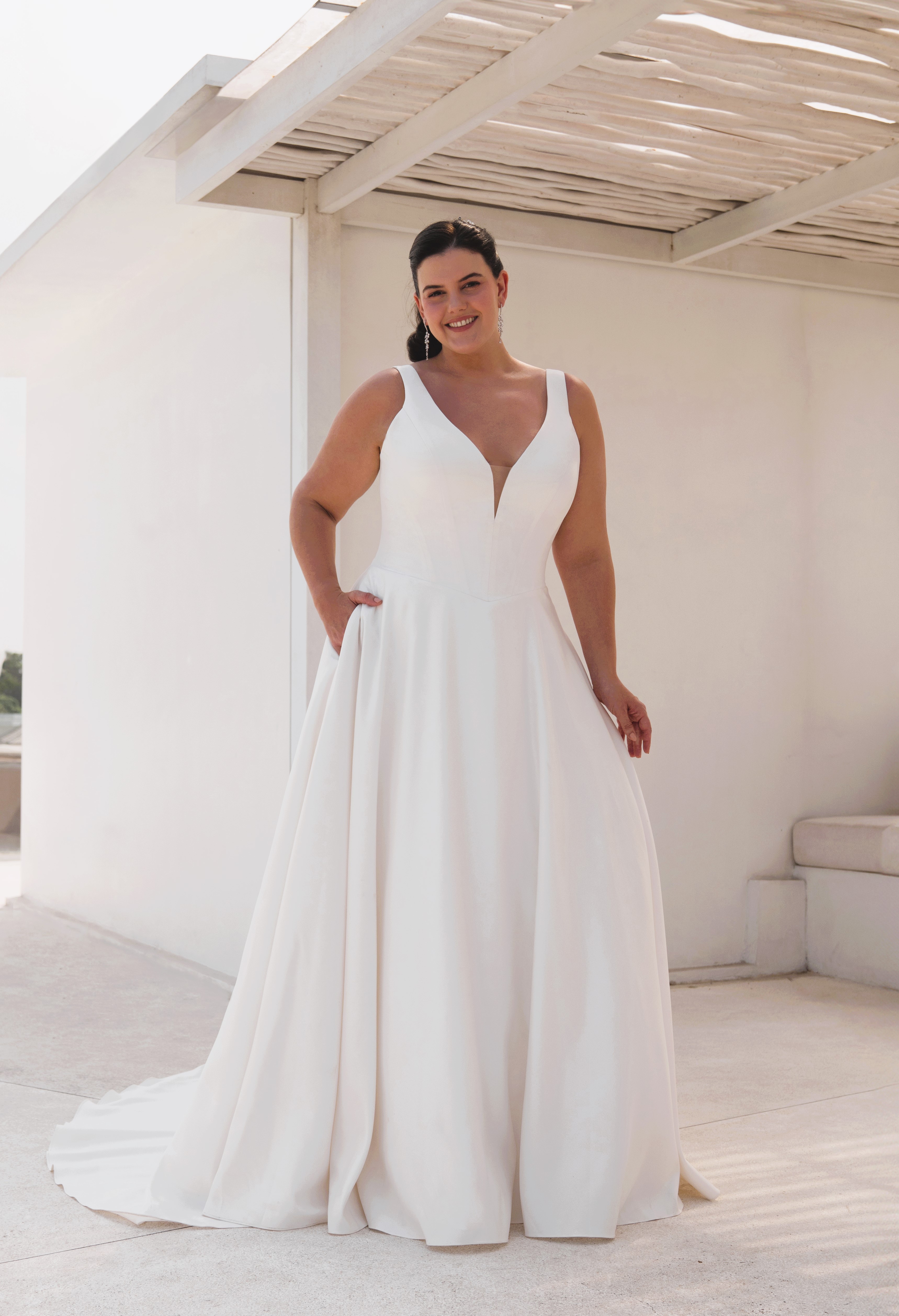 Modernes Brautkleid im Clean Chic Stil mit architektonischem Schnitt