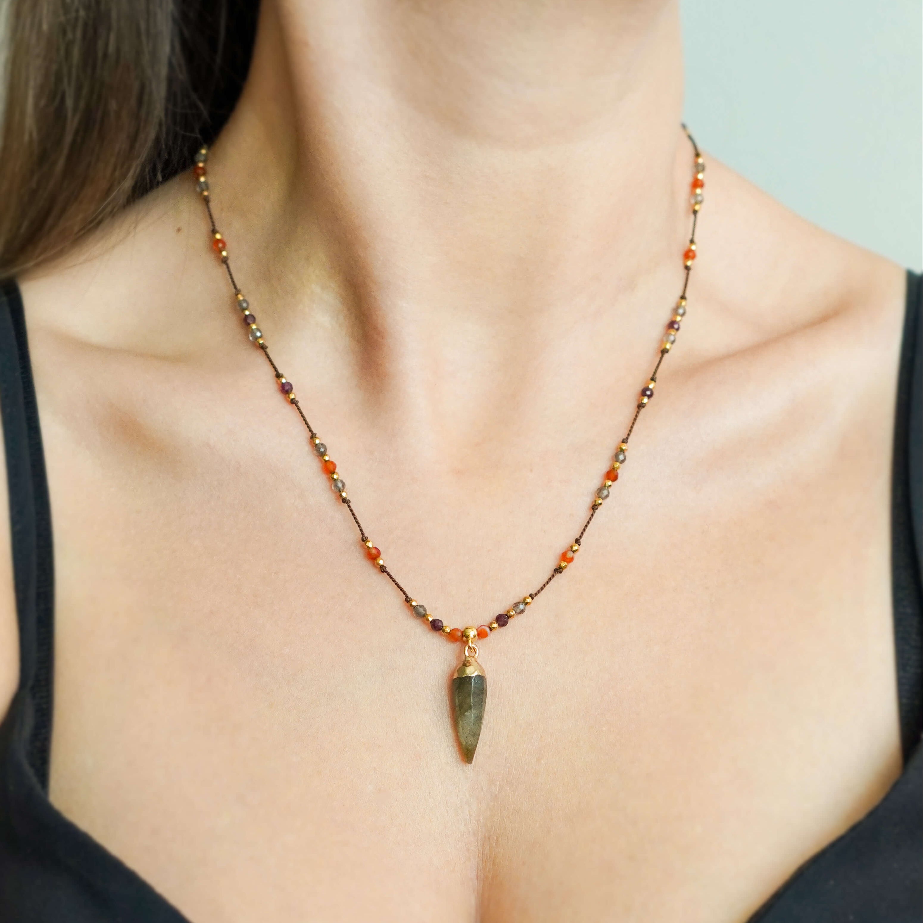 
Ręcznie robiony naszyjnik z naturalnych kamieni wspierający intuicję, odwagę i równowagę ducha i materii