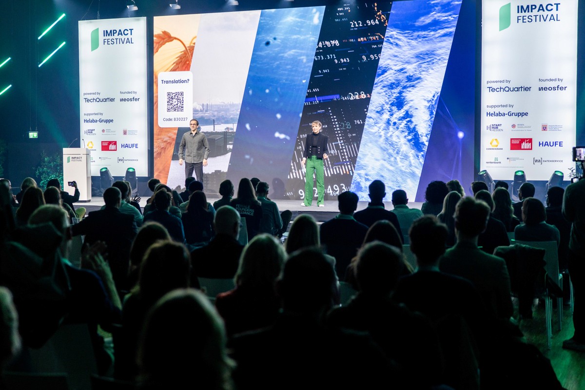 Zwei Geschäftspersonen stehen an einem Konferenztisch und diskutieren intensiv