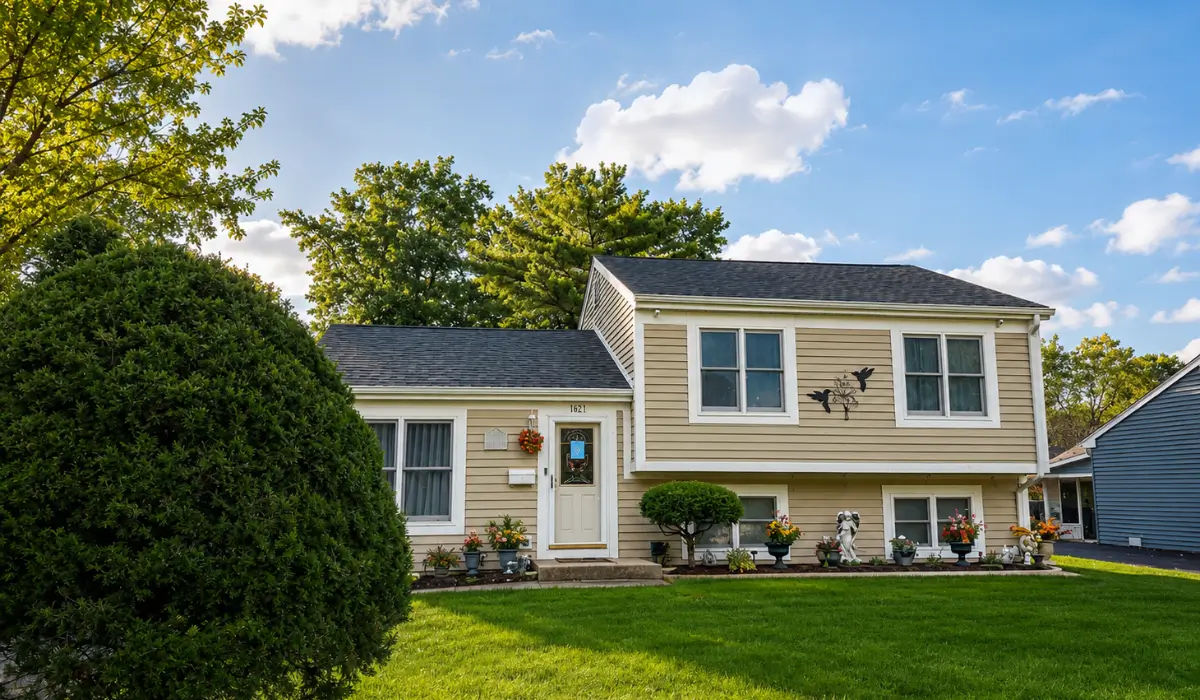 Enhanced summer view of an Illinois home with updated siding, illustrating the ideal planning and installation conditions for a Siding Project in Illinois before fall demand increases.