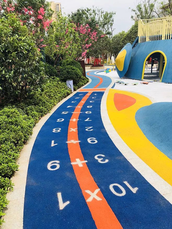 BW Design Centre 是一支擁有16年豐富經驗的專業設計團隊，我們專注於社區設計，致力打造更好社區環境。我們的服務涵蓋多個領域，包括醫療安老、教育空間、NGO非牟利組織、藝術設計、宗教團體、社區美化，以及環保ESG項目。我們透過專業工程和設計方案，從初步概念到完整執行，提供一站式服務，幫助客戶提升品牌形象，實現空間轉型，優化您的社區空間！無論是改善社區設施或推動可持續發展，我們都以創新和實用為本，確保每個項目都帶來實質價值。