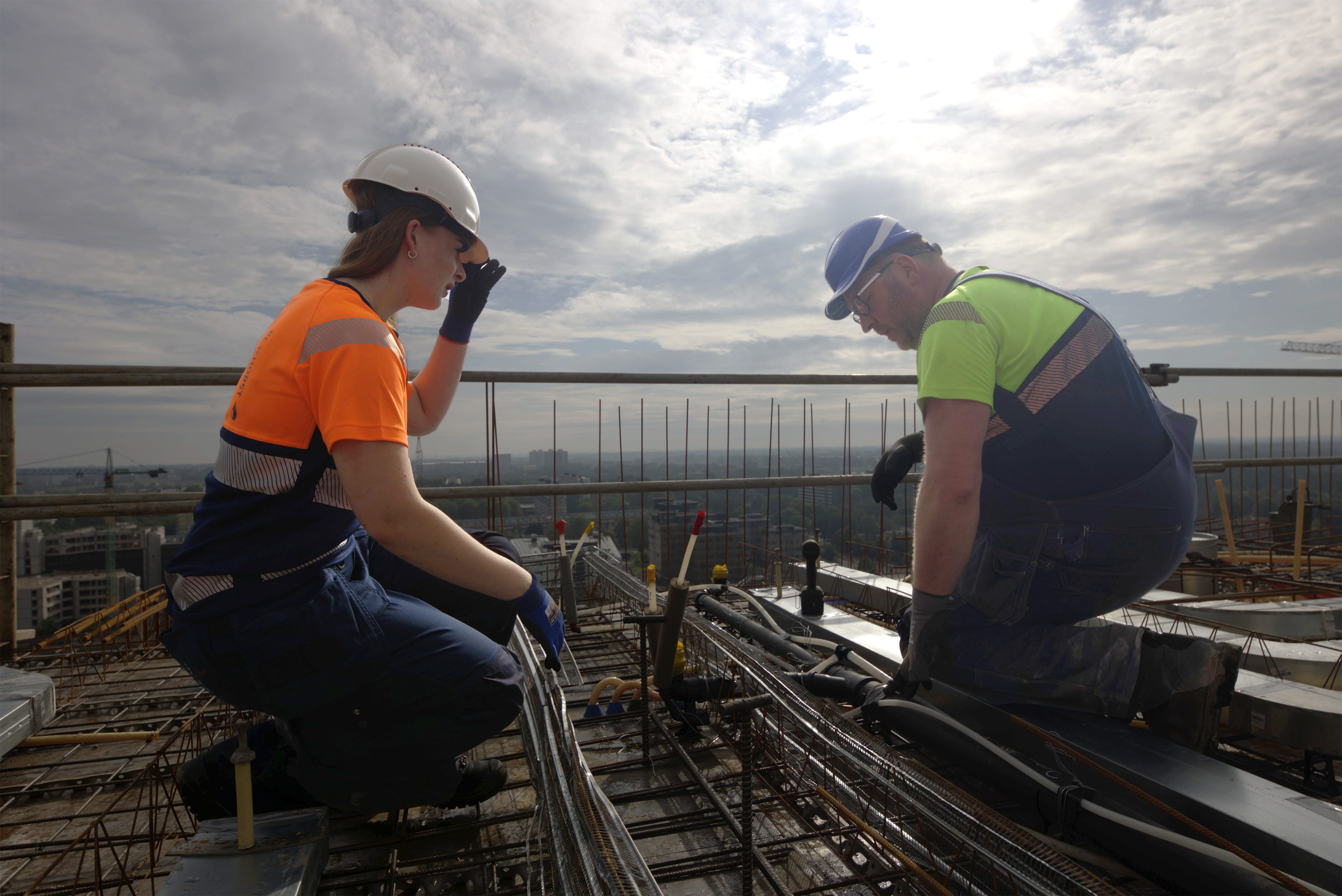 Hulpmonteur aan het werk