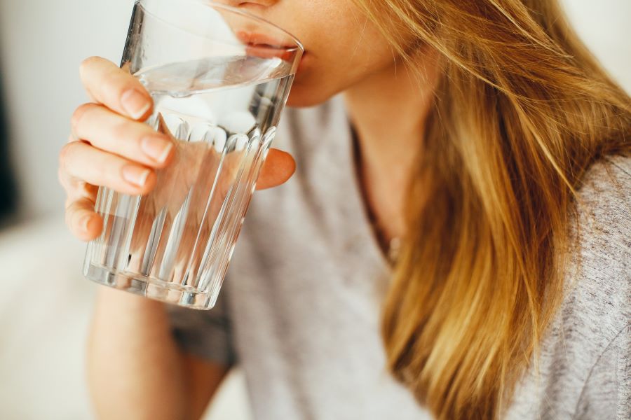 Bere acqua con linfa di betulla