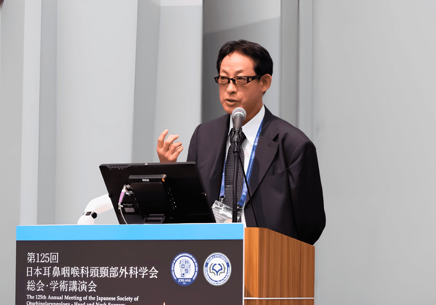 学会で講演する渡邊雄介先生