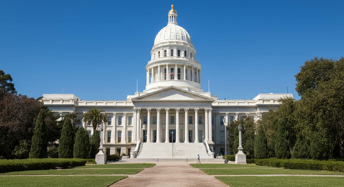 A majestic photograph of Sacramento, California state capital building.