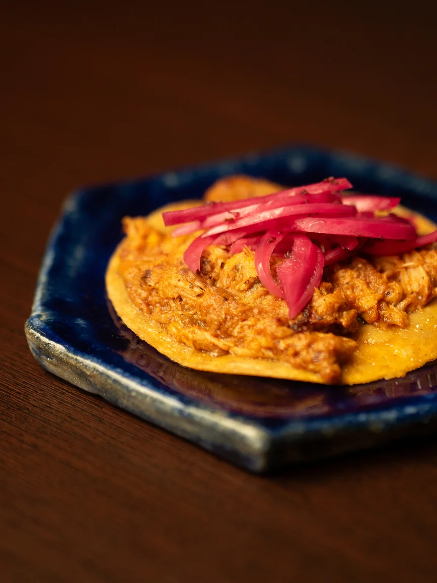 Panucho de cochinita pibil tradicional con cebolla encurtida en Piñata Cantina, restaurante mexicano en Barcelona.