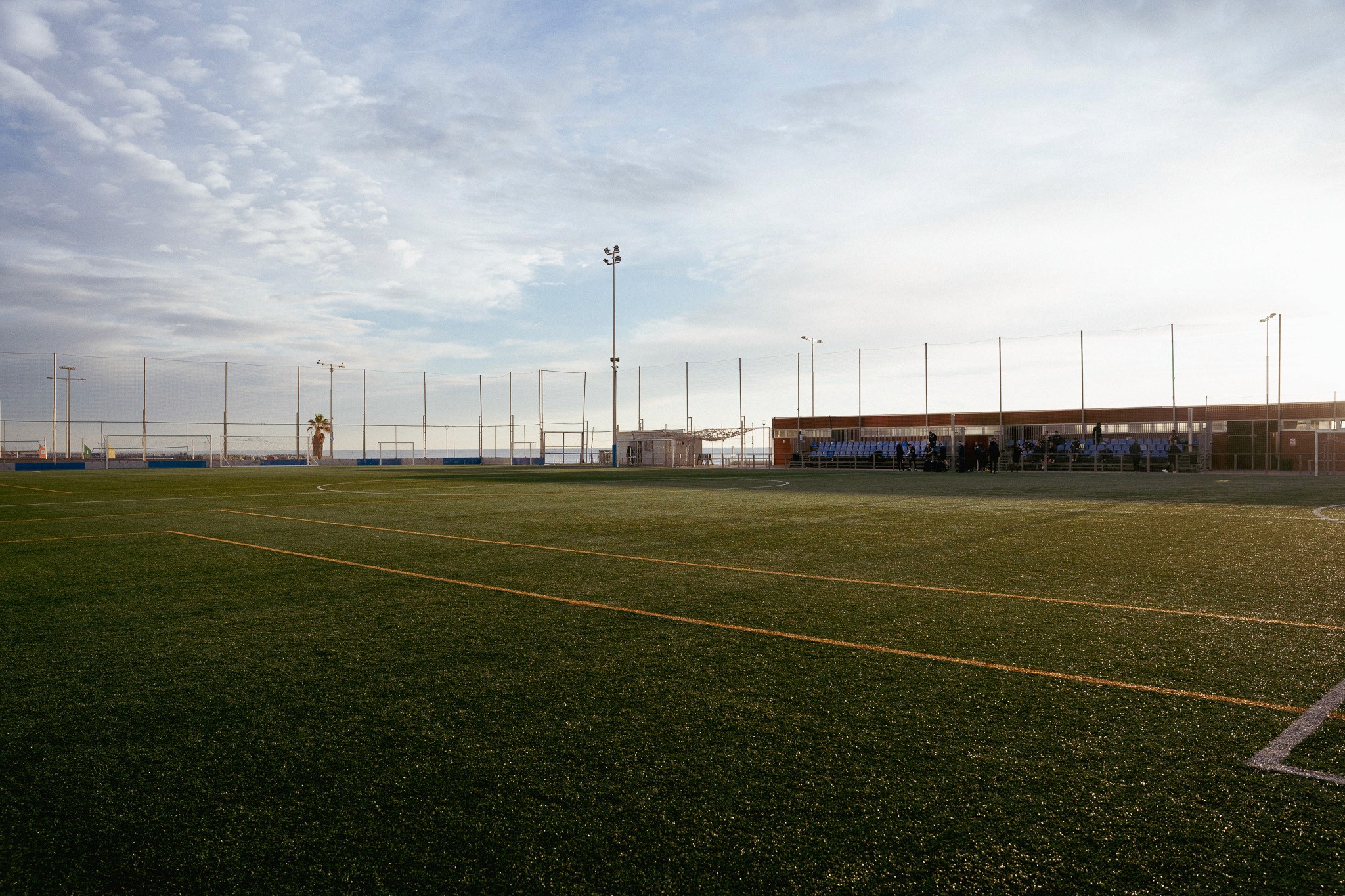 Groepsreis Barcelona met sportteam op groene voetbalvelden in de winter