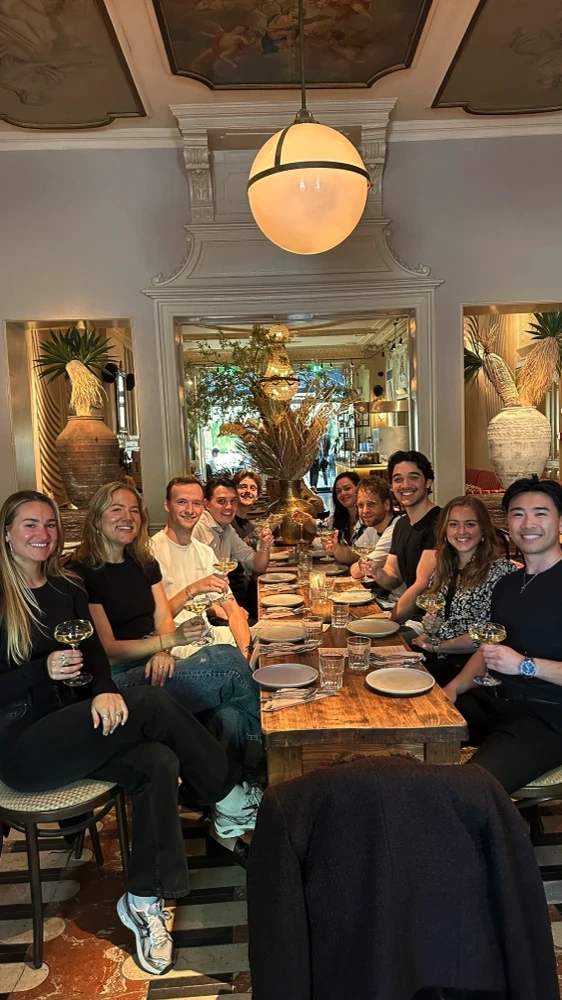 Vos Marketing team diner in elegant restaurant met palmdecoratie