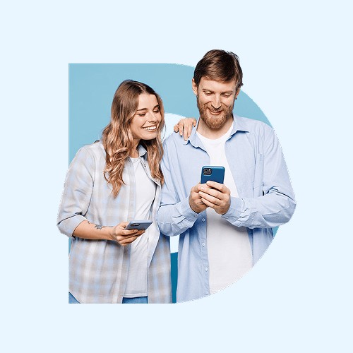 Naine ja mees vaatavad koos nutitelefoni.