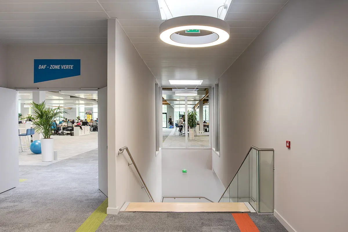 Chambre d’hôtel lumineuse design moderne — photographe architecture intérieure Lille Nord | Anteale Yann Manac’h