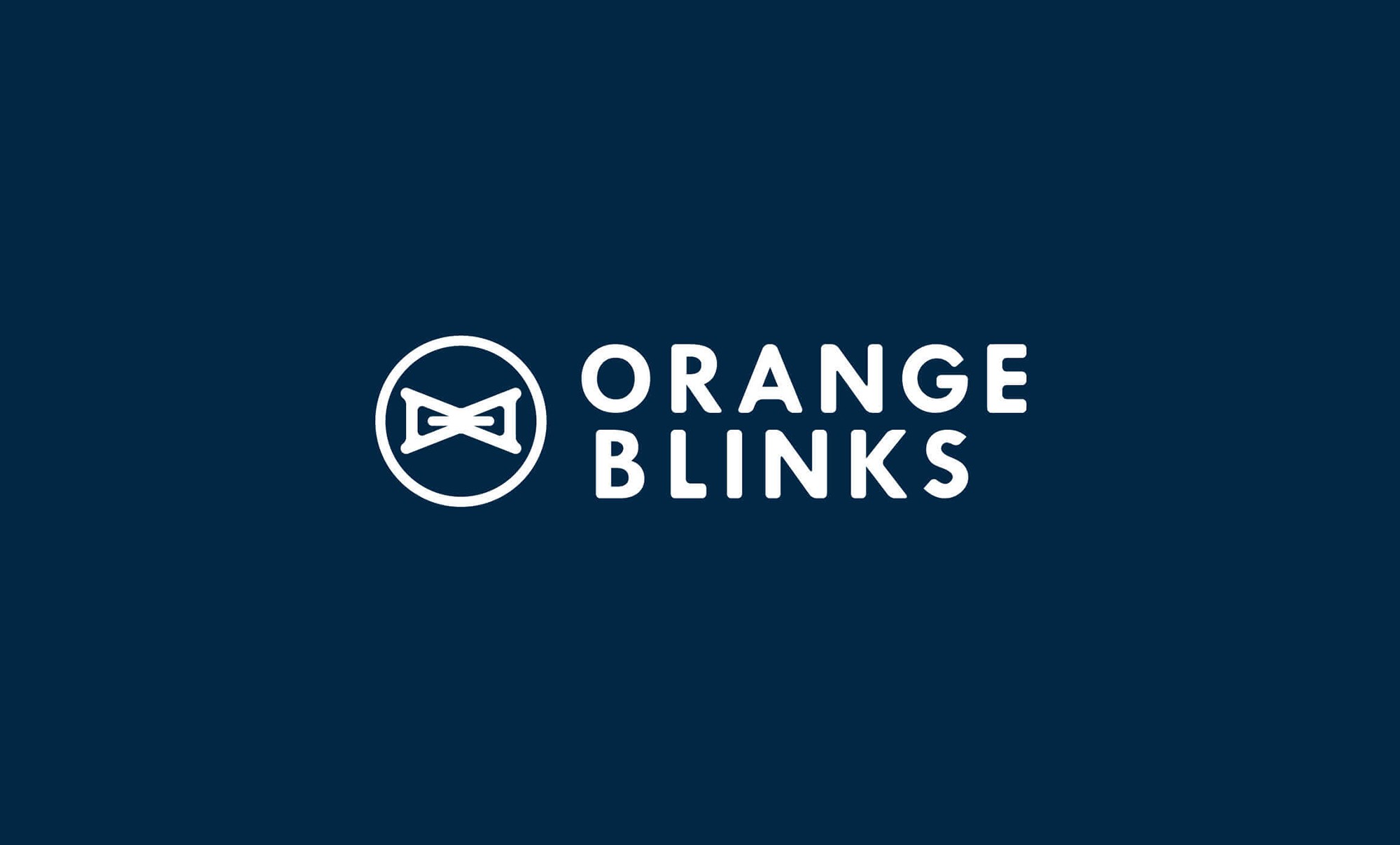 這張圖片展示了ORANGE BLINKS的品牌識別,背景是深藍色,白色圓形內有一個西裝蝴蝶結的圖案,搭配ORANGE BLINKS字。