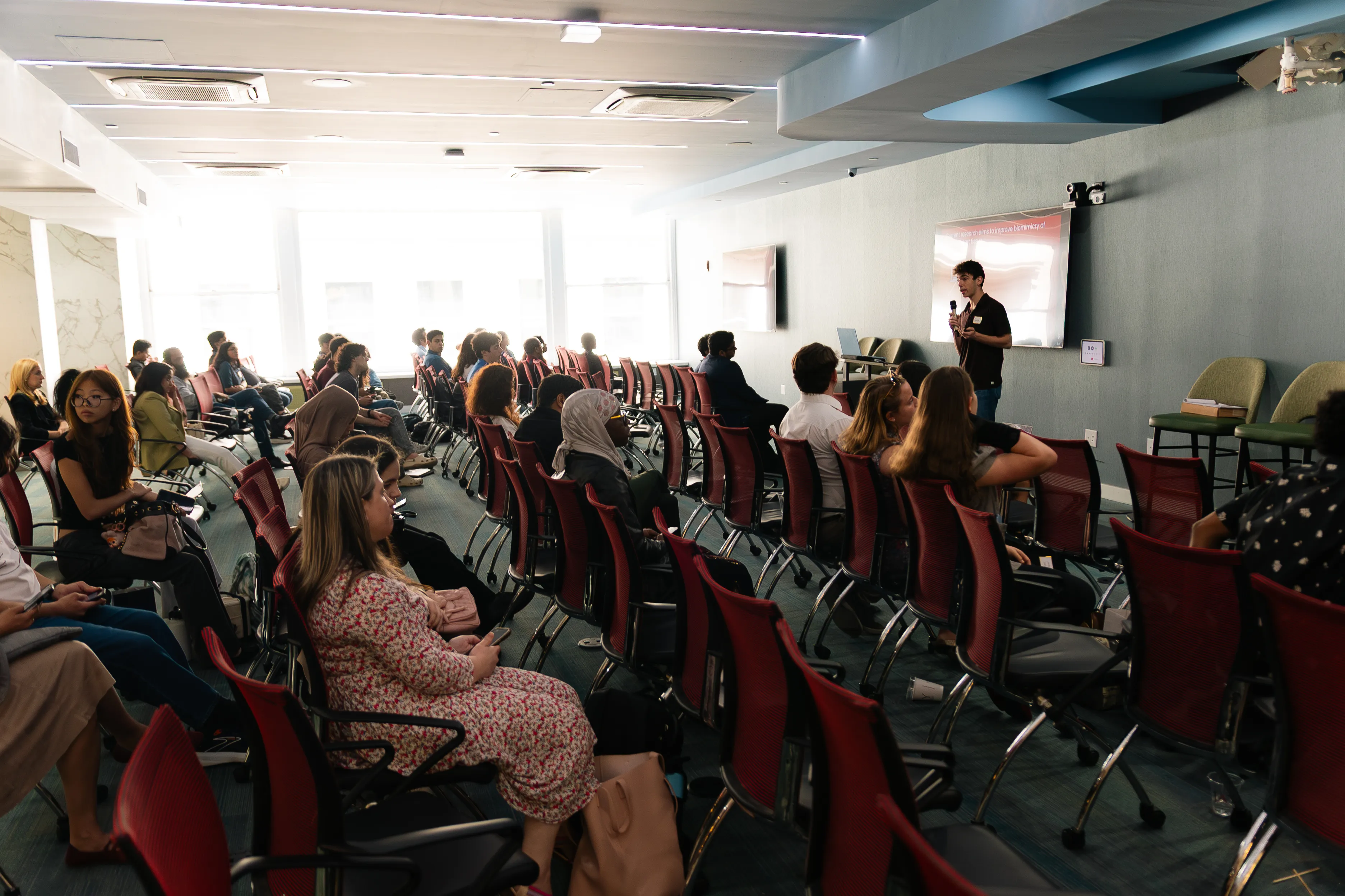 Life at TKS — students and mentors during the program (photo 4)