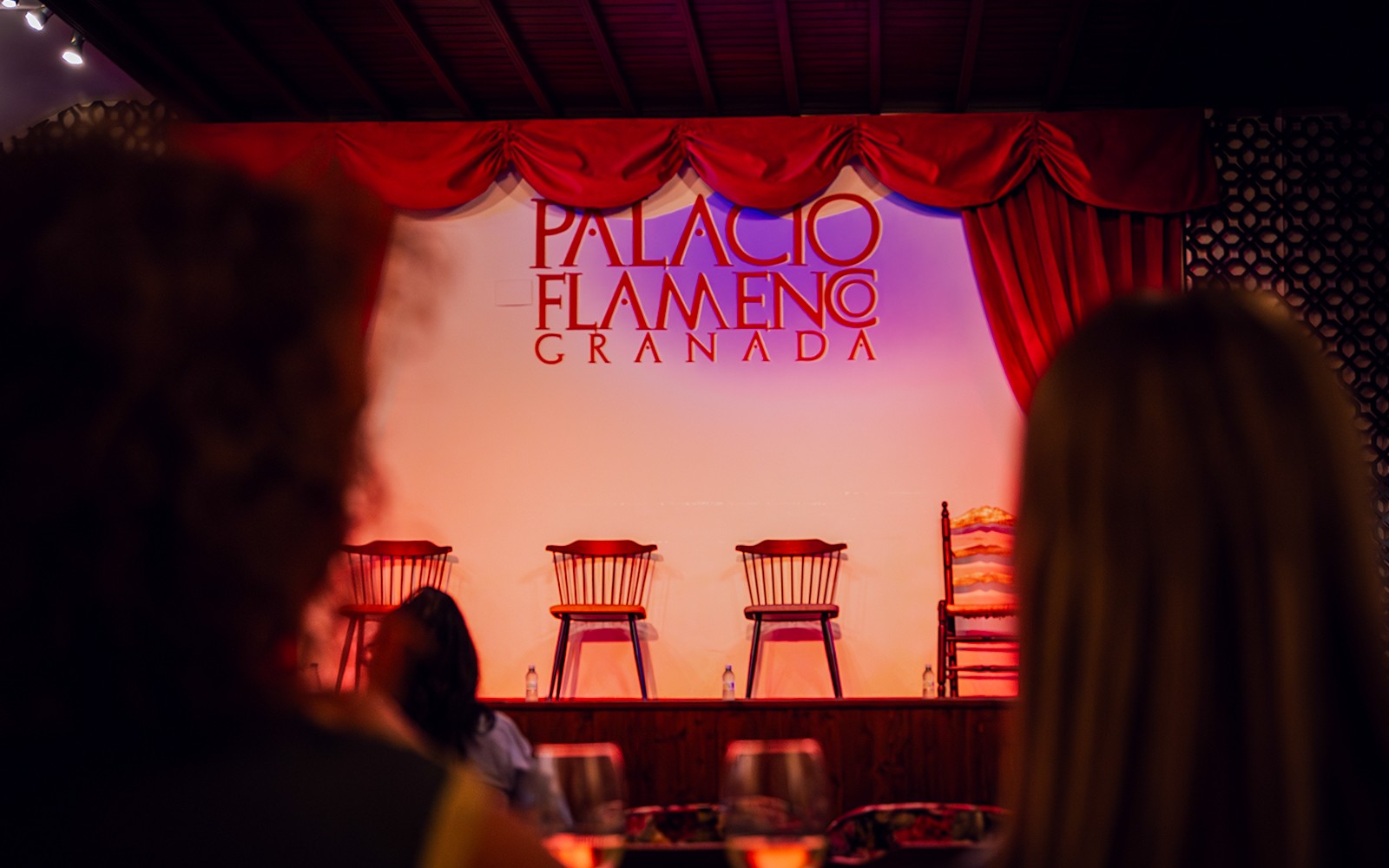 Palacio Flamenco Granada-scenen med tomme stoler før et flamencoshow.