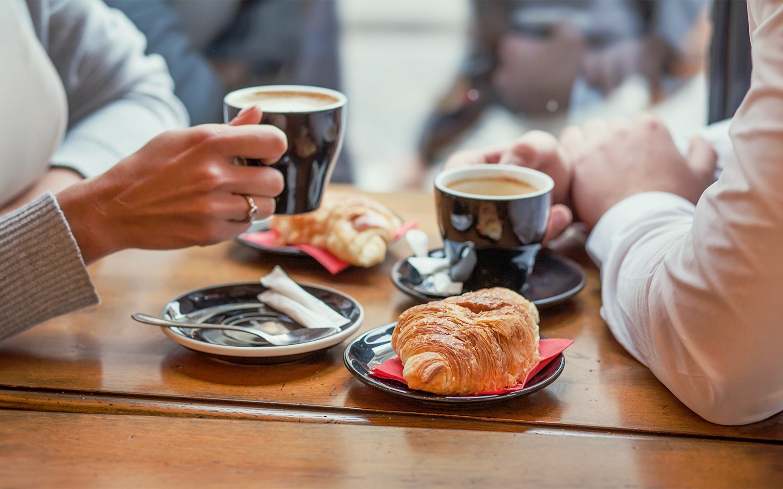 在阳光明媚的清晨，乘客们在塞纳河上的巴黎游船上享用法式早餐。
