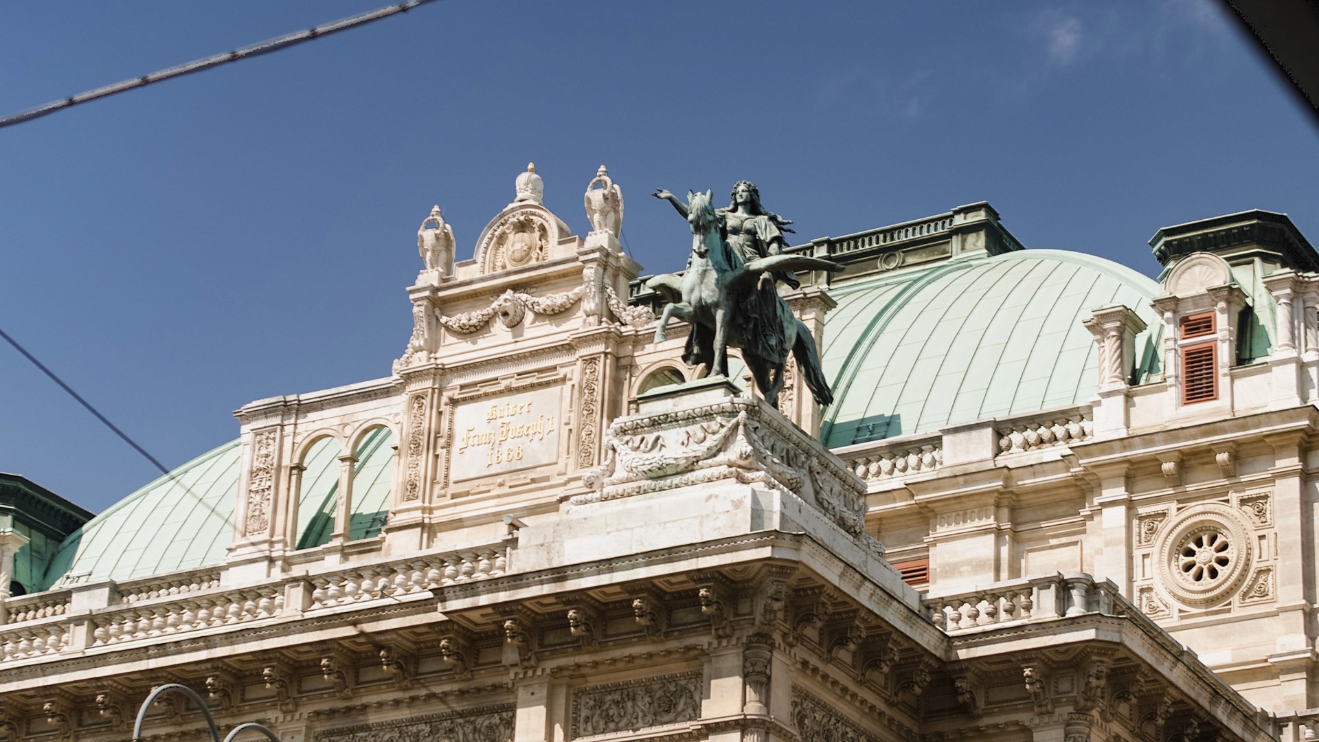 Dachstatue der Wiener Staatsoper