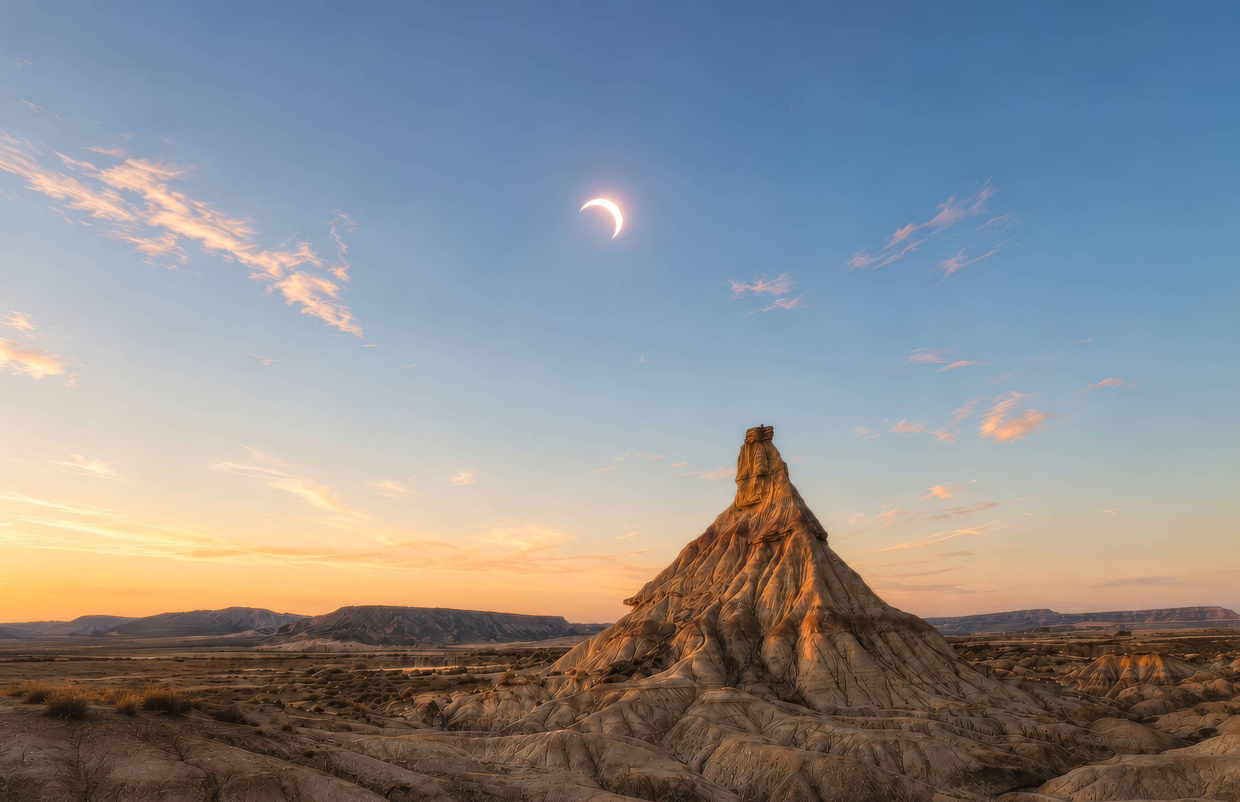 eclipse solar sobre el desierto de Bardenas Reales en España