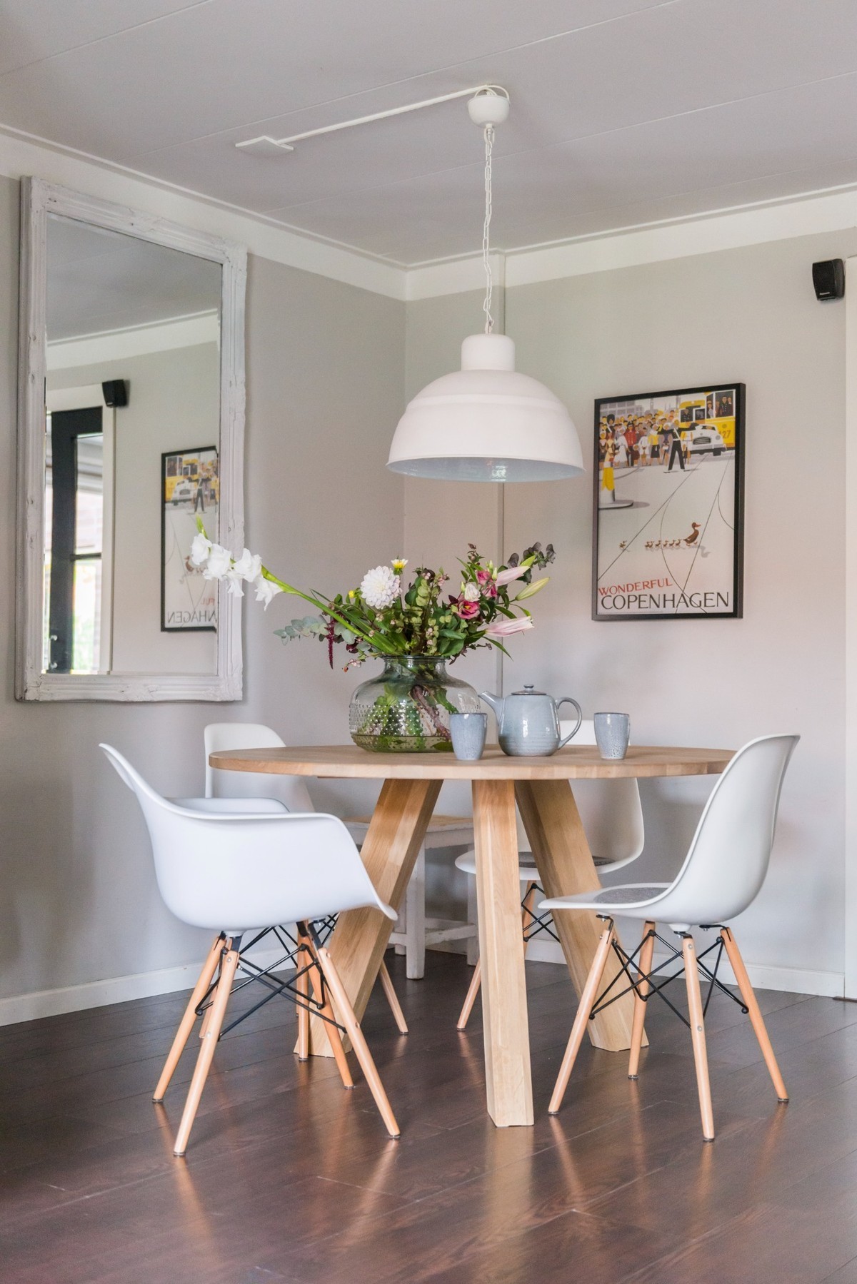 ronde eettafel driepoten hout wit interieur