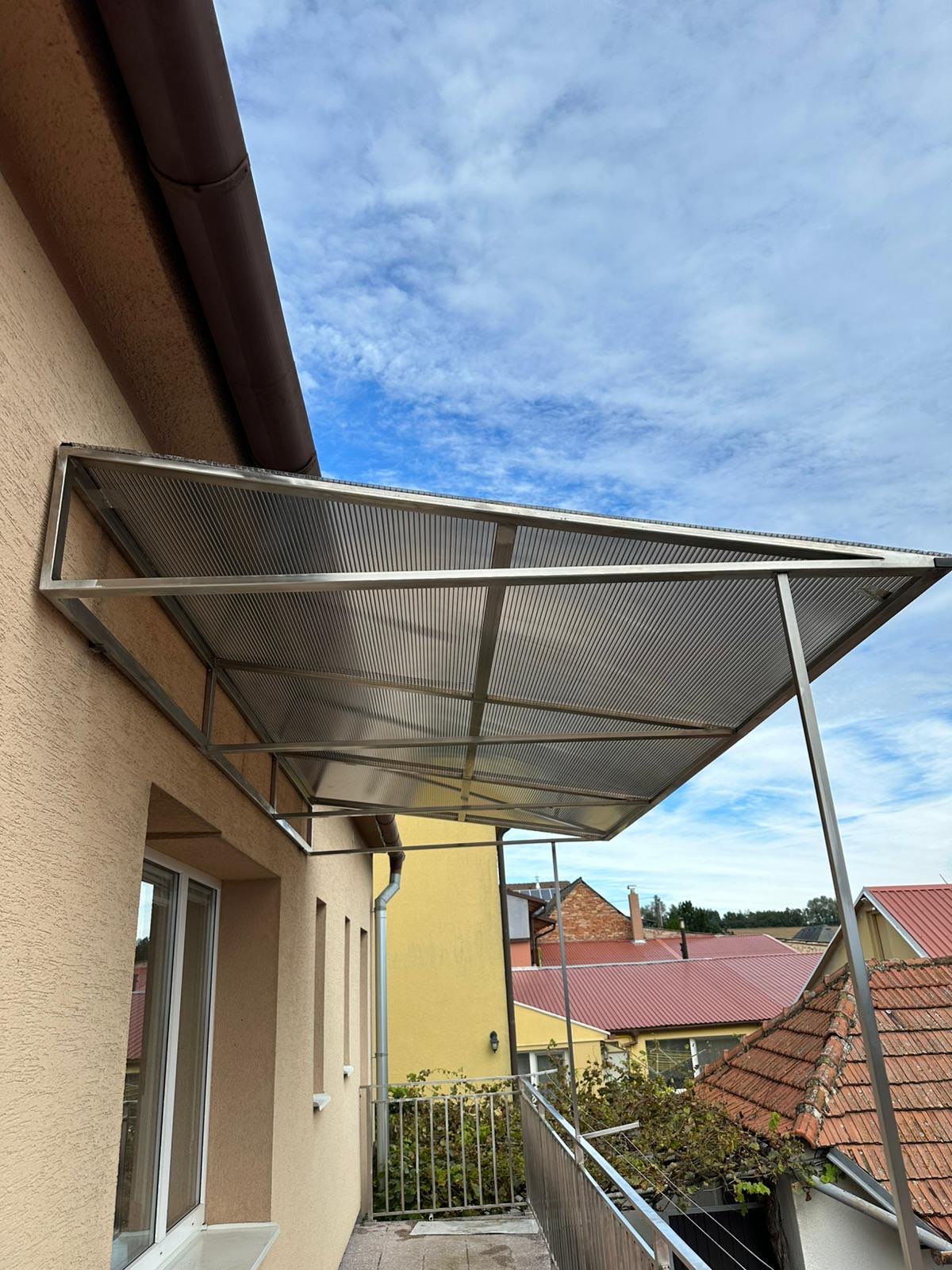 Přístřešek s nerezovým zábradlím