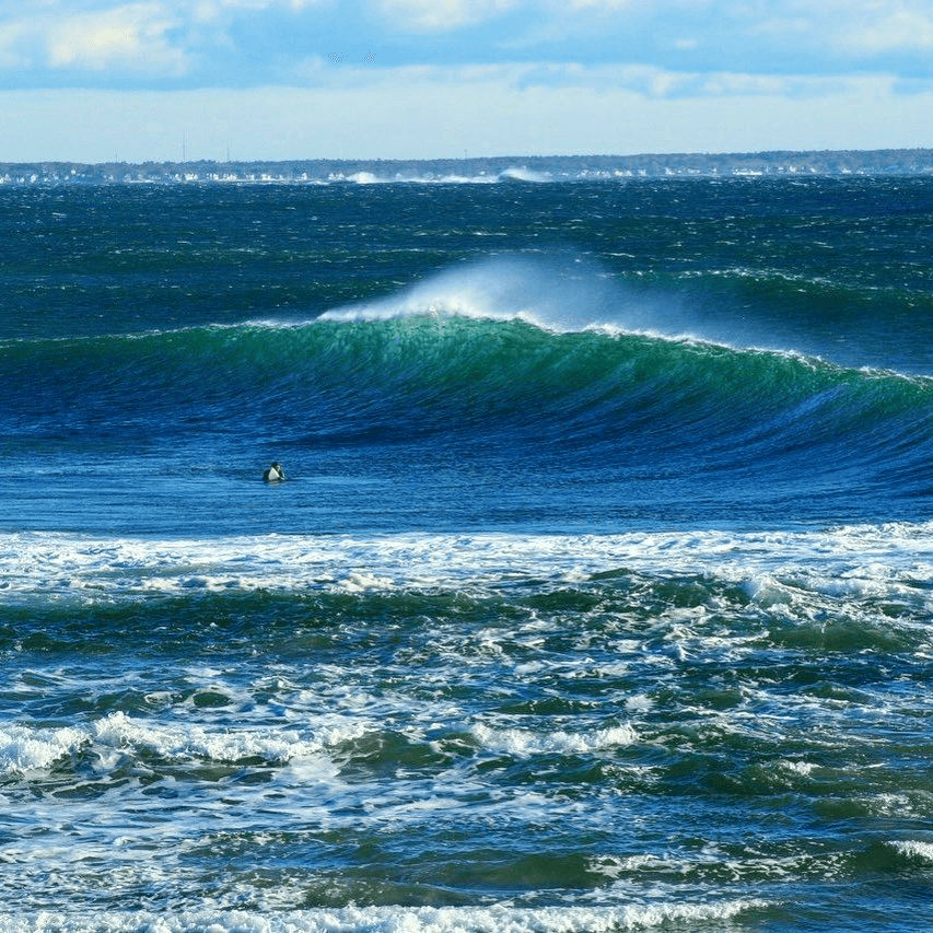 Large ocean wave with surfer – surfboard rental in ogunquit.