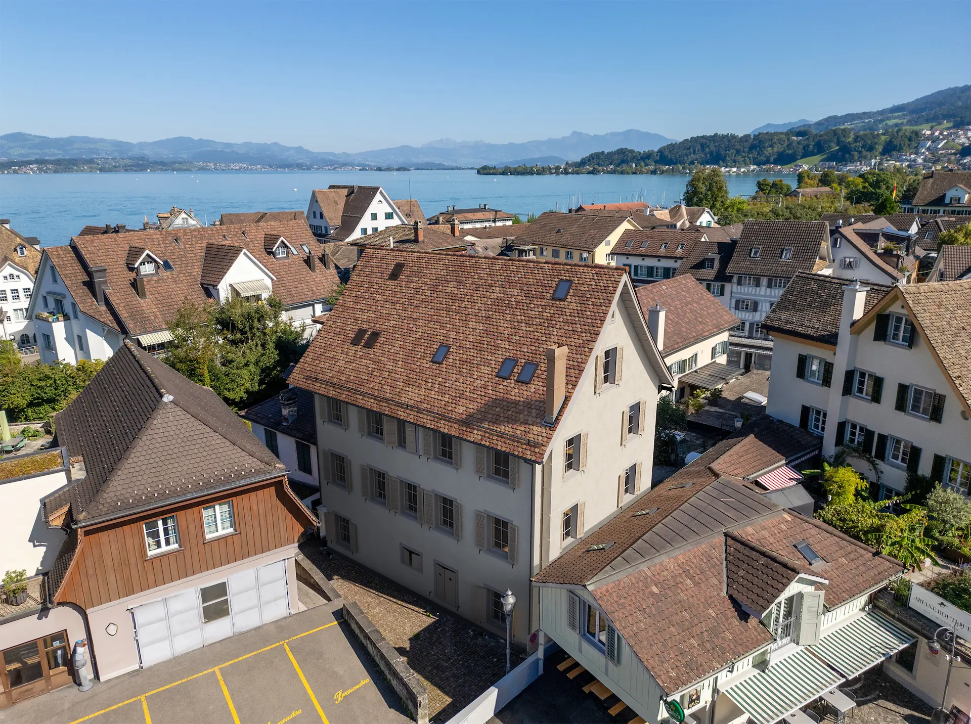 Aussenvisualisierung in Drohnenperspektive mit Sicht auf den Zürichsee.