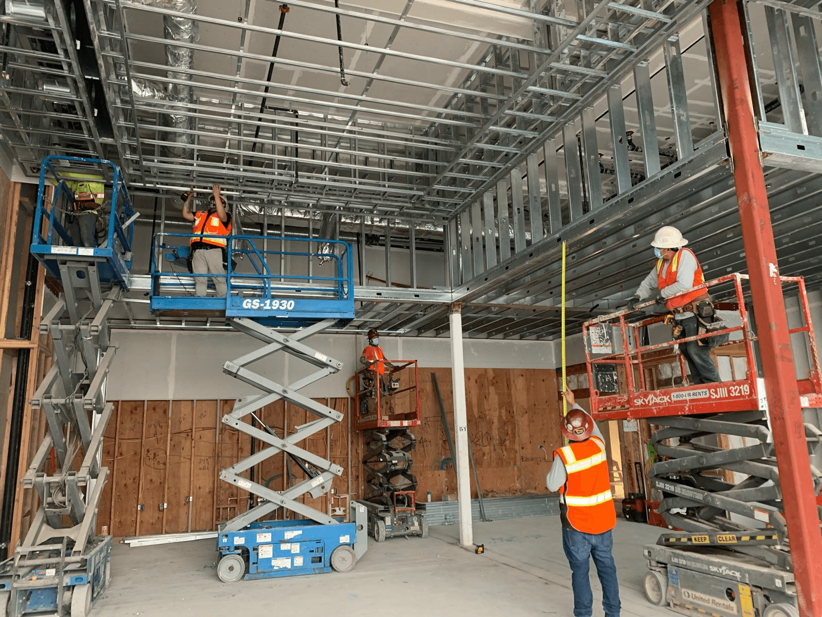 Proyecto de construcción con estructura metálica y acabado de drywall.