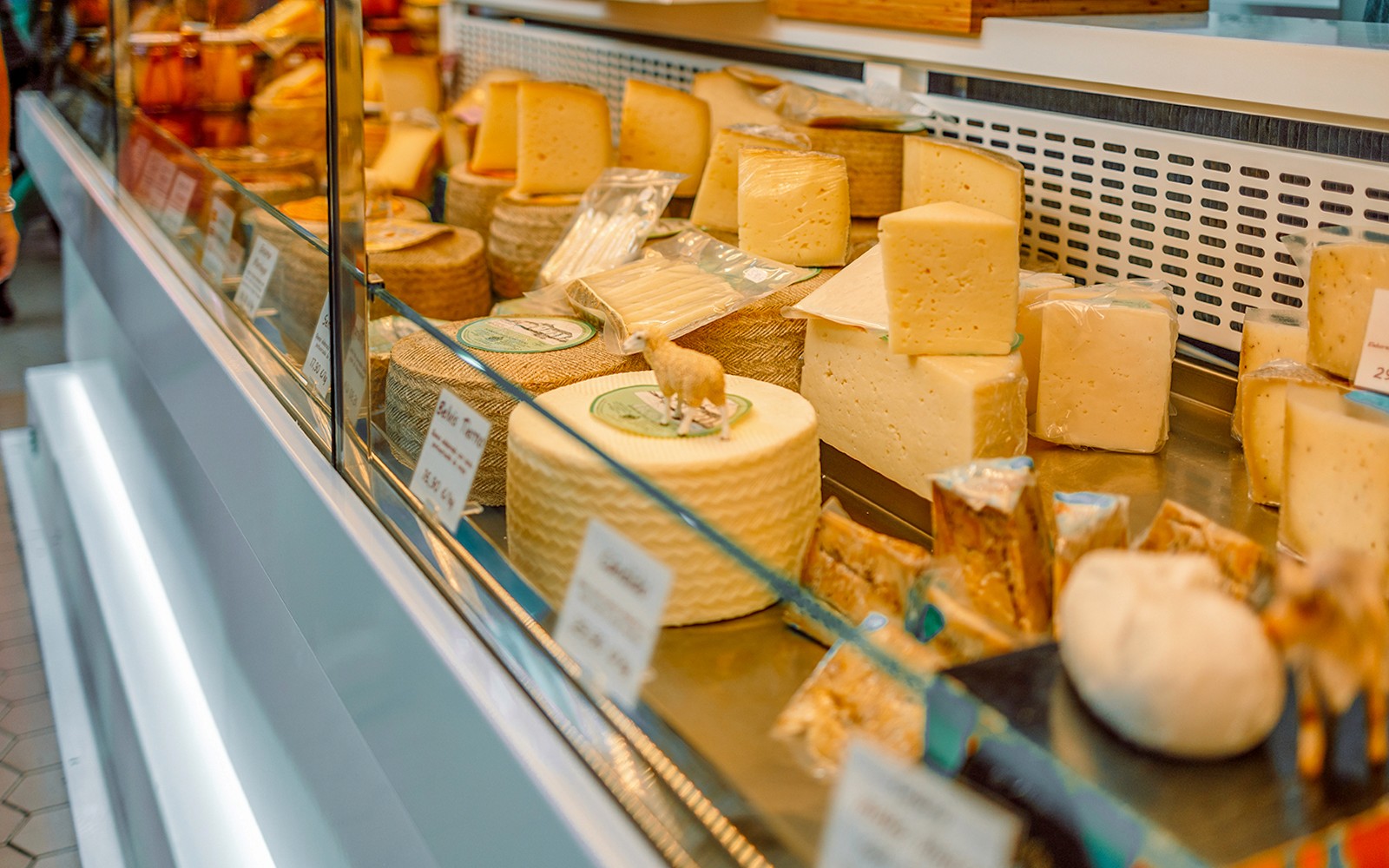 巴黎阿里格市场的一家店铺提供奶酪精选。