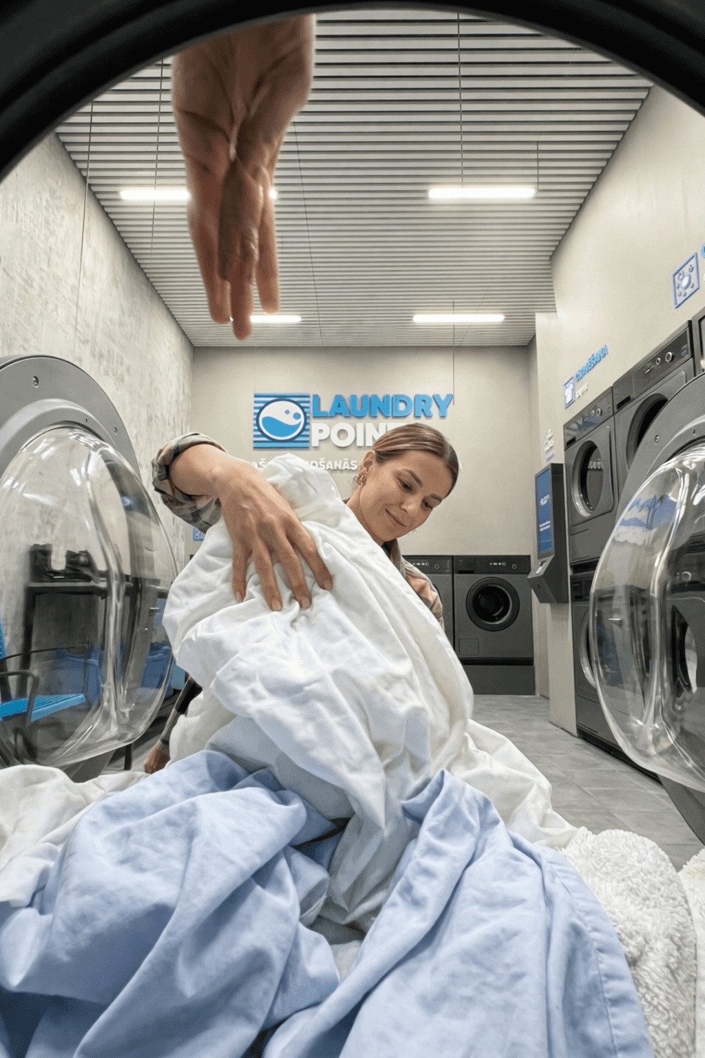 Veļas mazgāšana pašapkalpošanās veļas mazgātavā Laundry Point Rīgā ar lielas ietilpības iekārtām