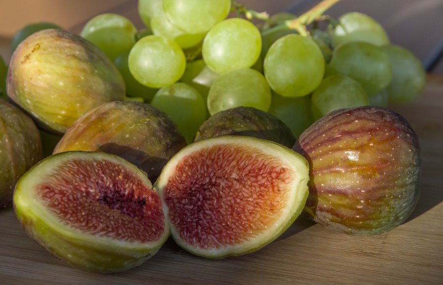 Frutta estiva: uva e fichi