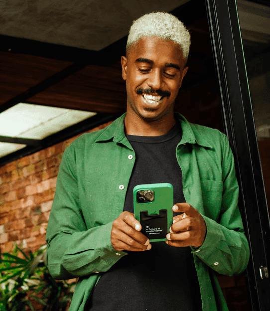 Usuário interagindo com o aplicativo no smartphone, representando economia e experiência digital da Metha Energia