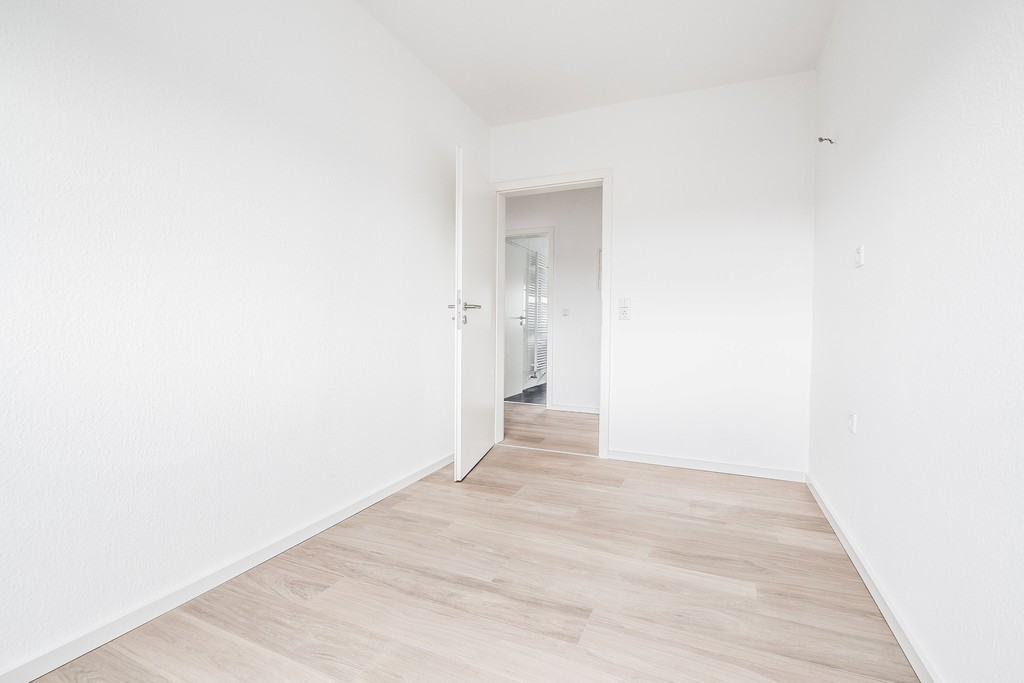 Renoviertes Zimmer mit zwei Fenstern im Wohnprojekt Goethestraße, lichtdurchflutet