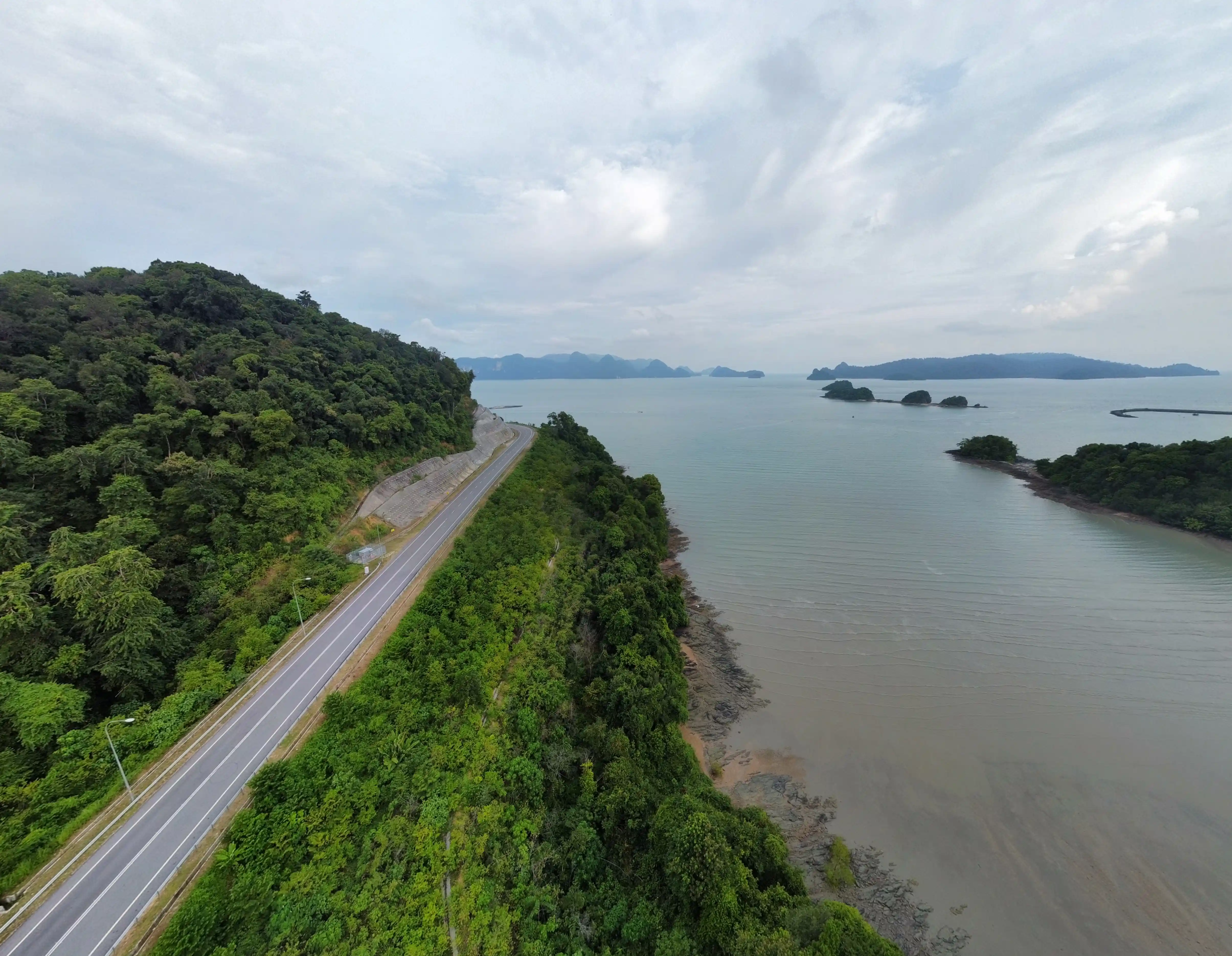 luchtfoto met een mix van groene bebossing en blauw water op langkawi