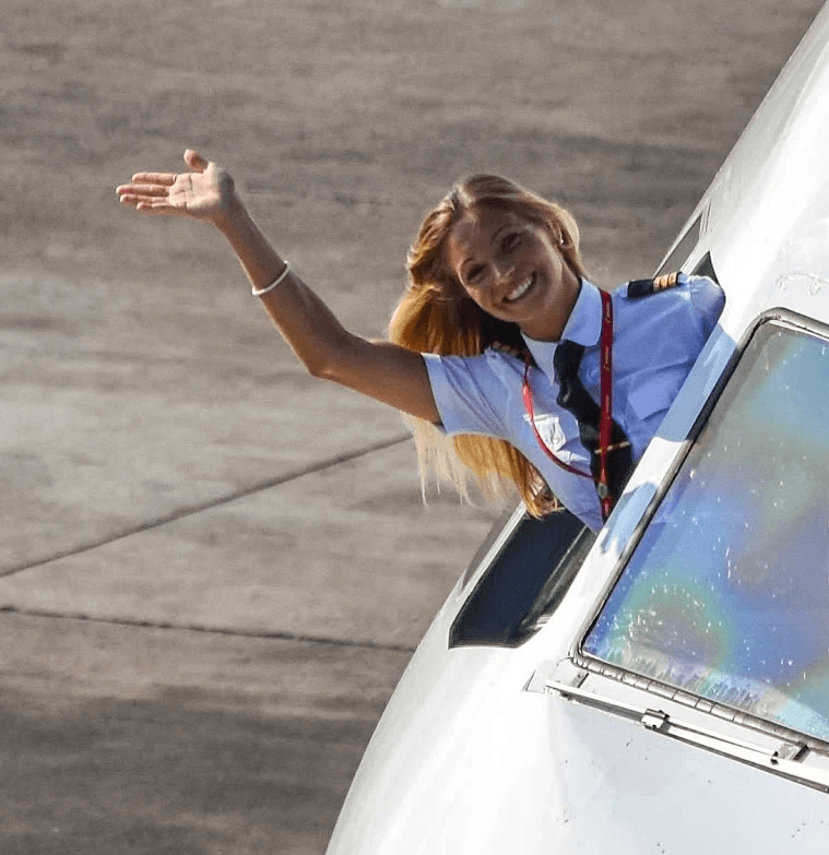 Savina Paül saludo avion