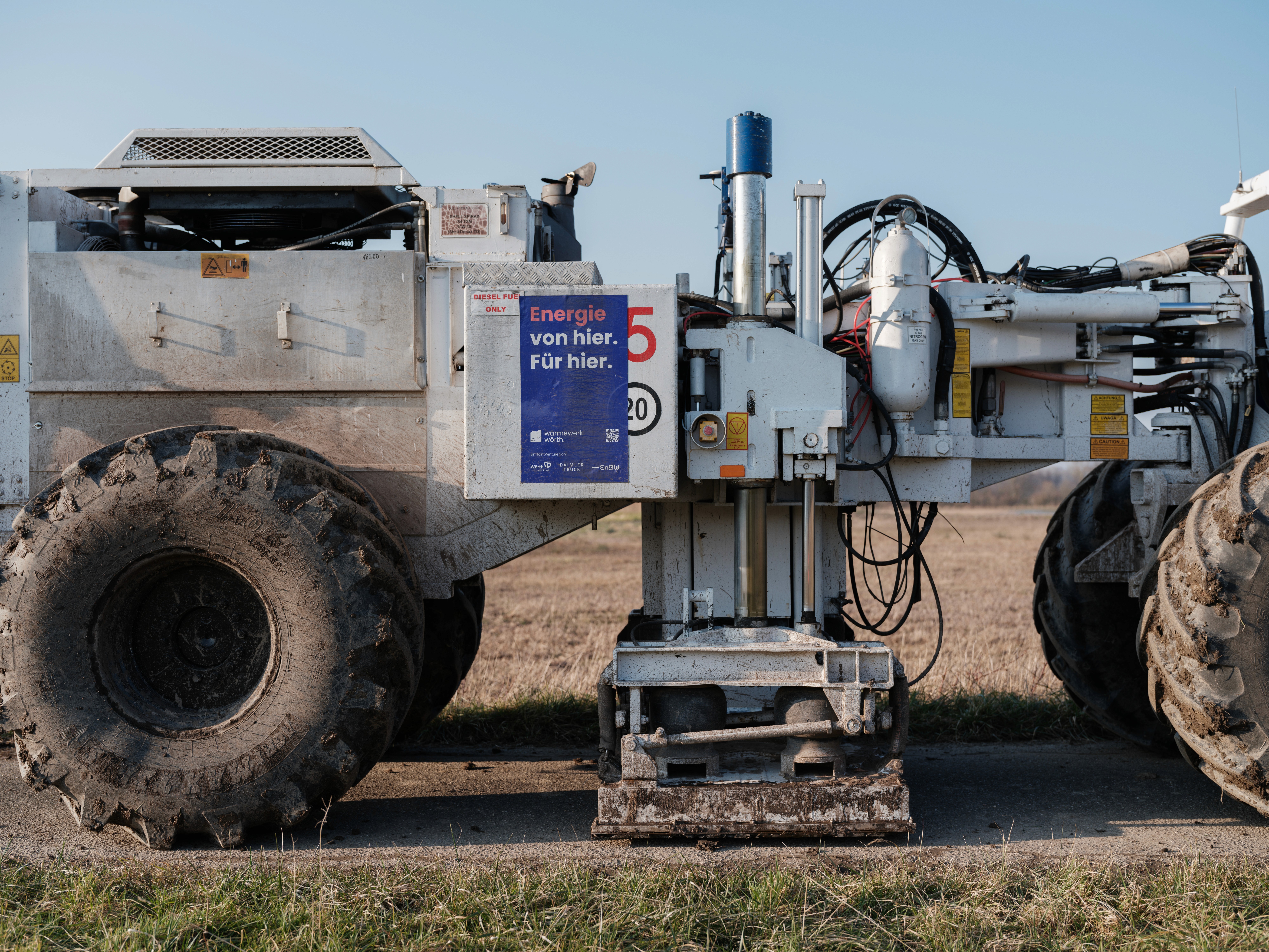 Ein Vibro-Truck auf der Suche nach der Wärmequelle im tiefen Untergrund