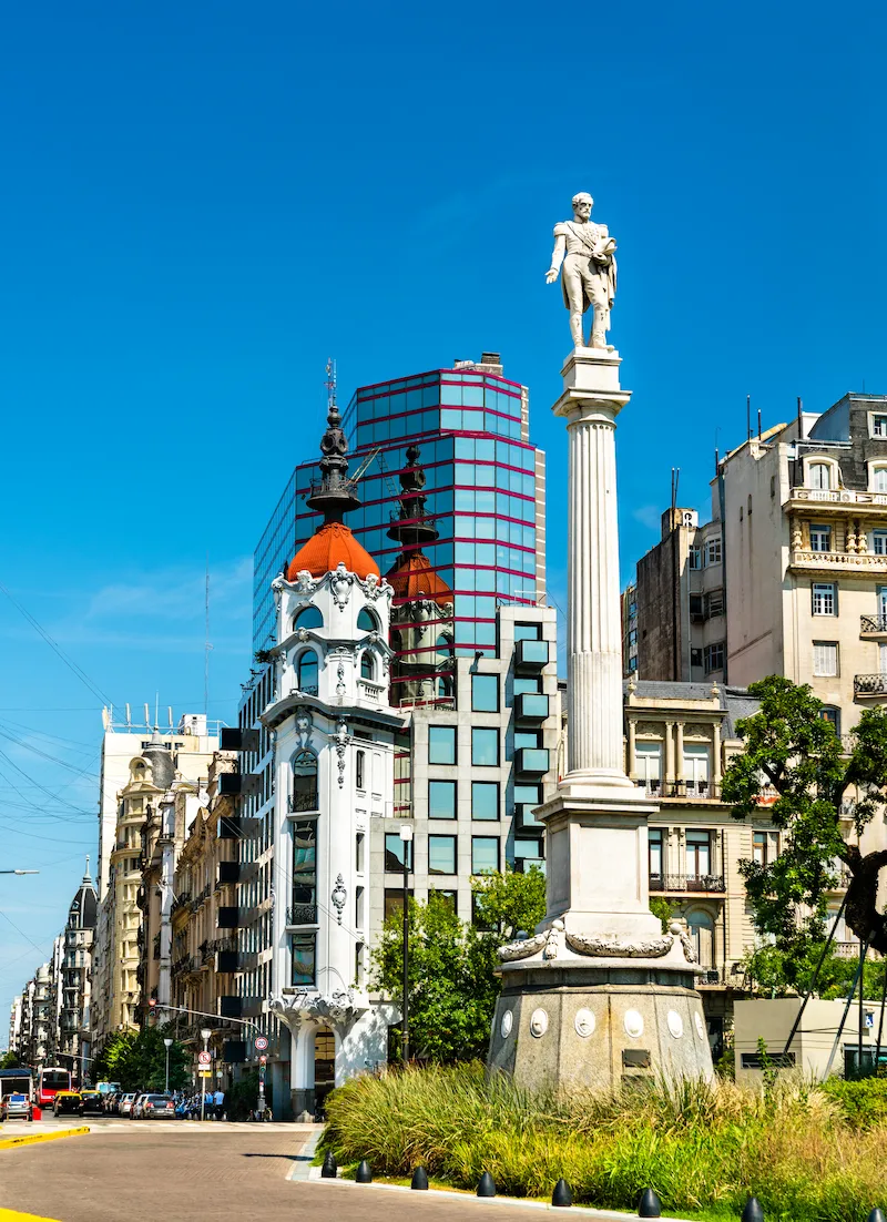 Monumento histórico no centro de Buenos Aires com arquitetura clássica
