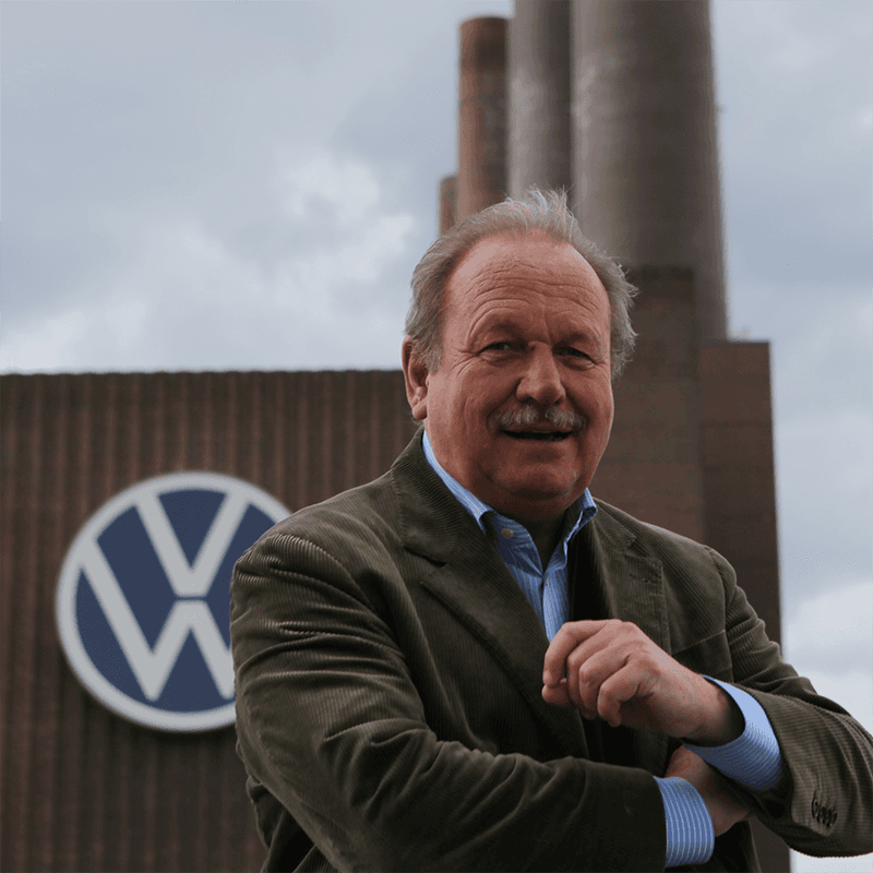 Foto von Frank Bsirske vor dem Volkswagenwerk in Braunschweig