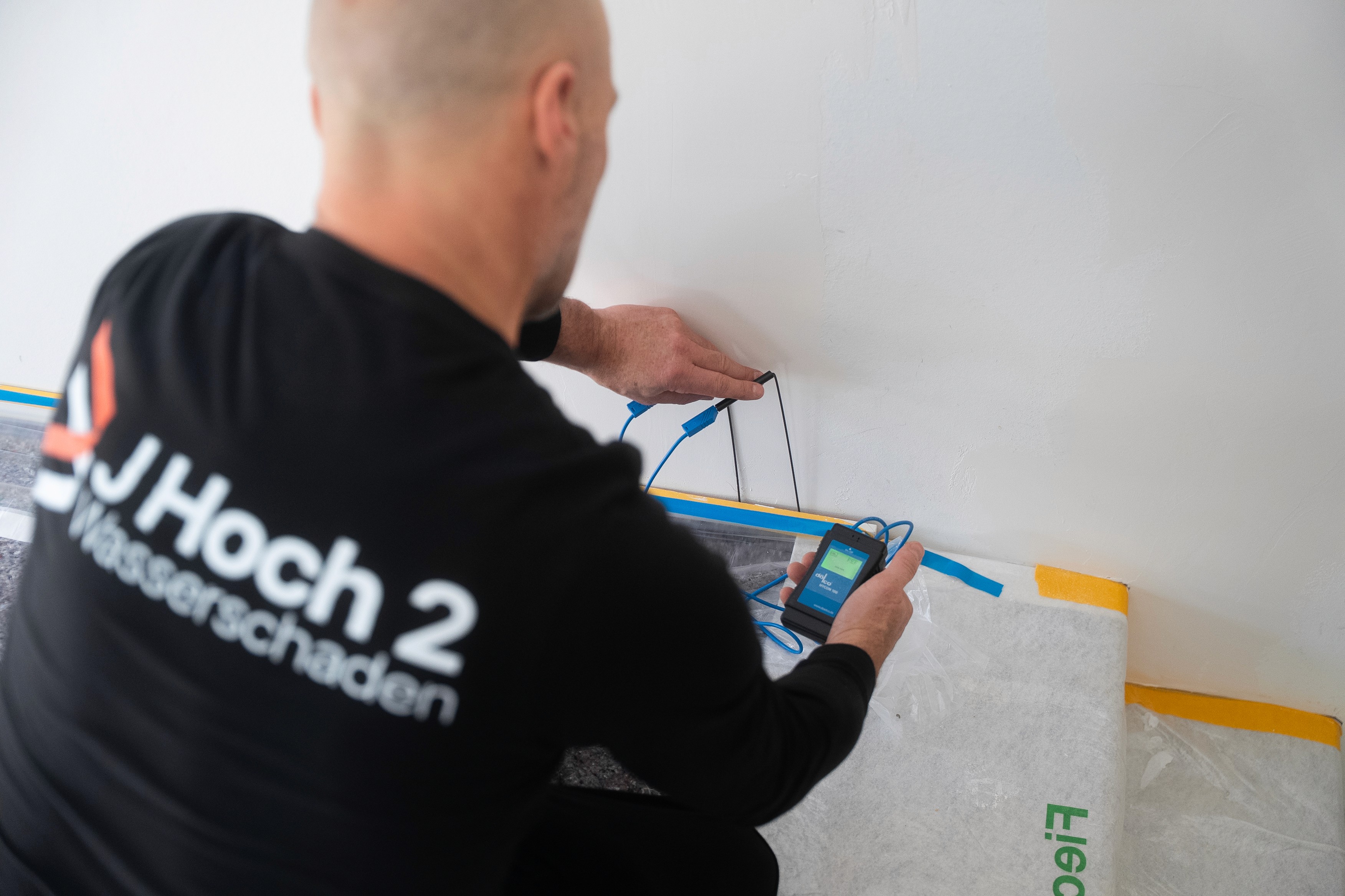 Leckageortung bei Wasserschaden – Fachmann mit Messgerät