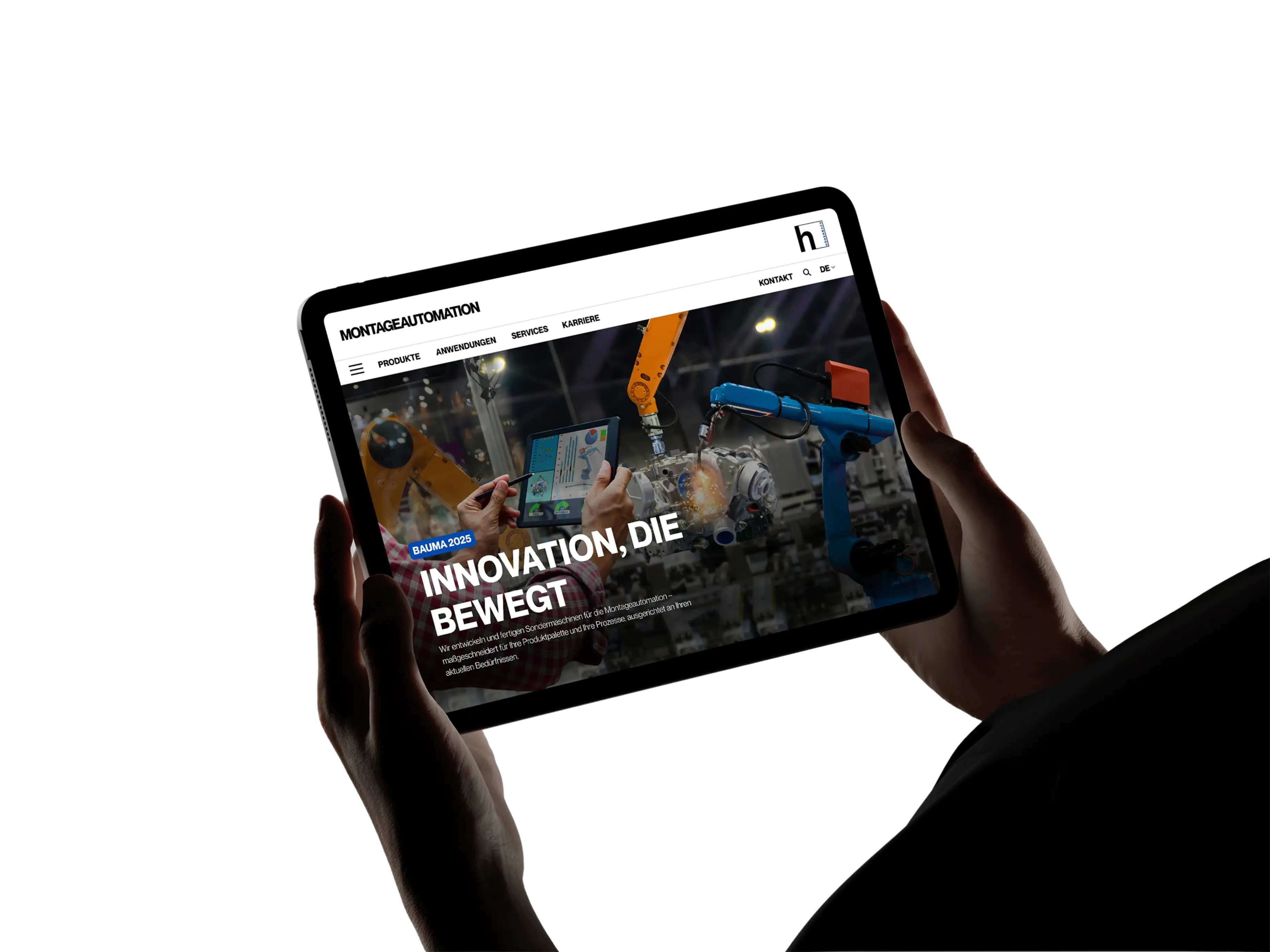 Person hält Tablet mit geöffneter Website der Höhenbach AG, die industrielle Automationslösungen und Robotertechnik präsentiert.