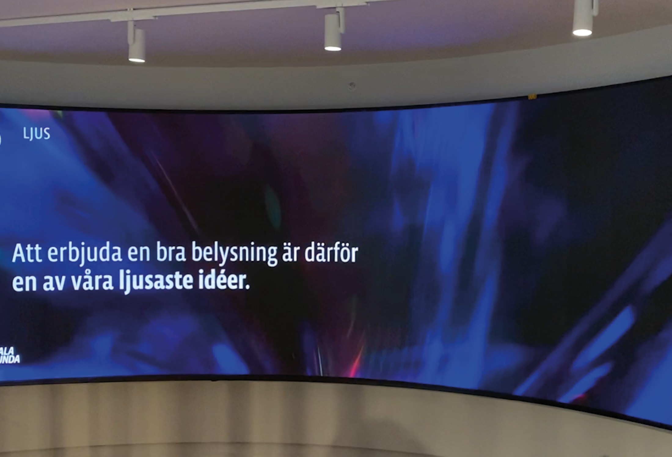 Böjd LED-vägg inomhus
