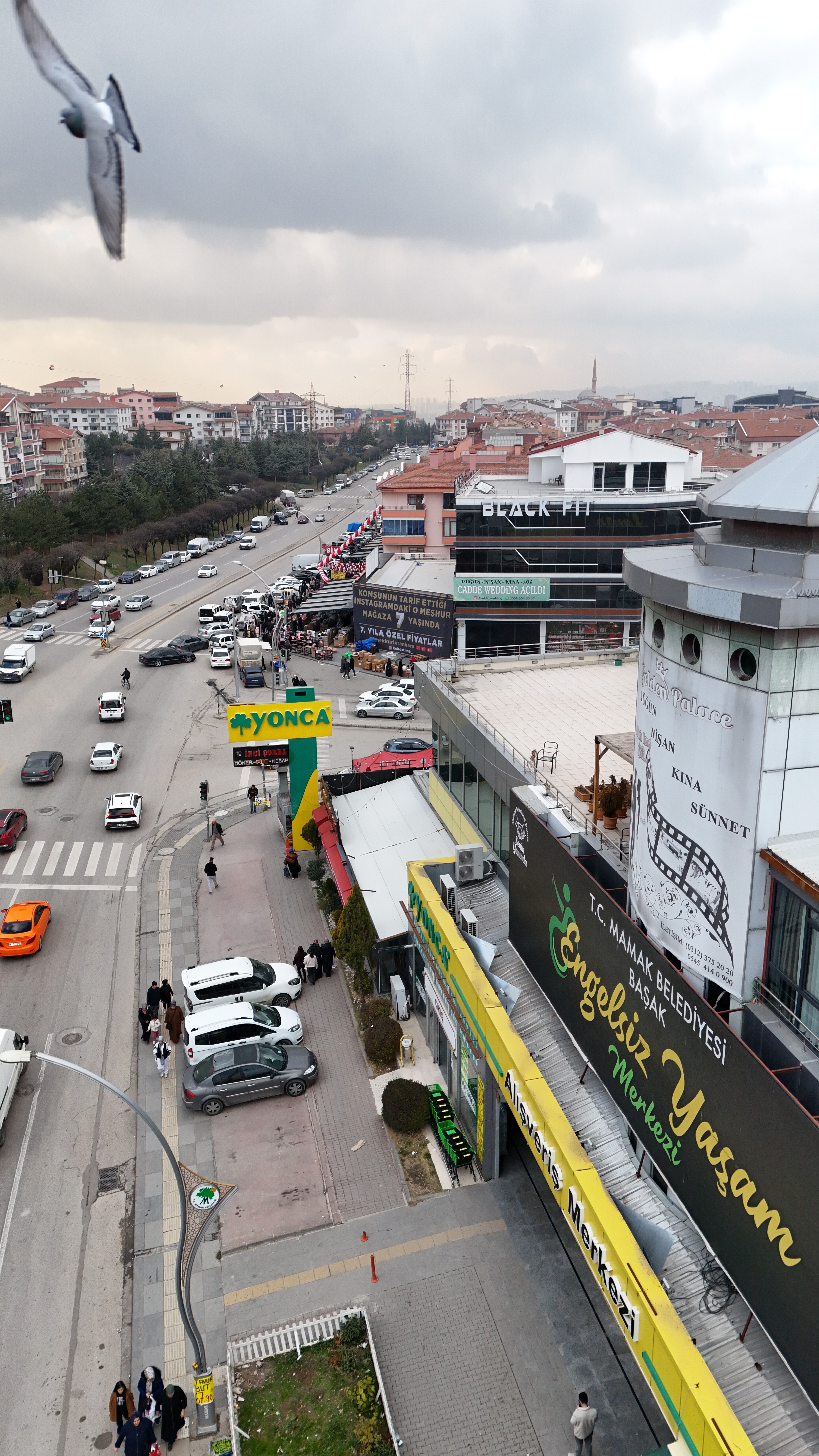 Başak Mahallesi’nde kolay ulaşım ve düzenli mağaza yapısıyla keyifli bir alışveriş deneyimi.