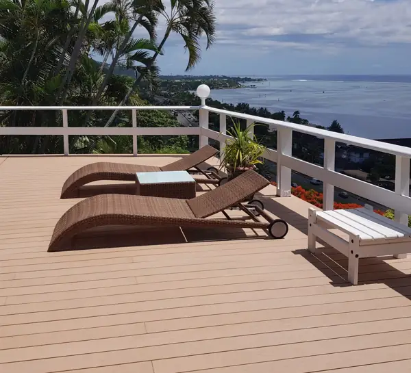 Terrasse en lames de bois avec vue dégagée