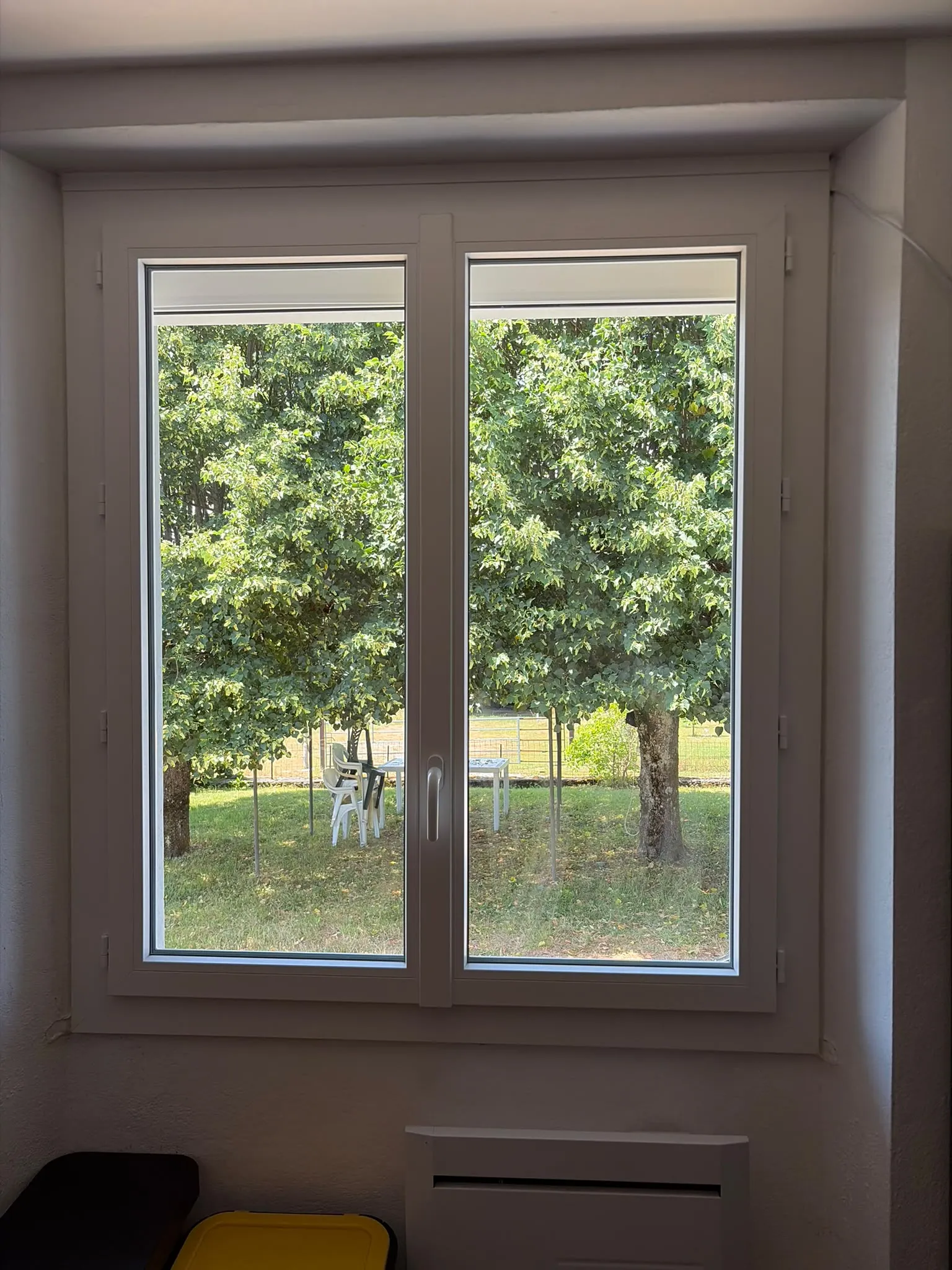 Fenêtre blanche à deux vantaux vue de l’intérieur — AFermetures