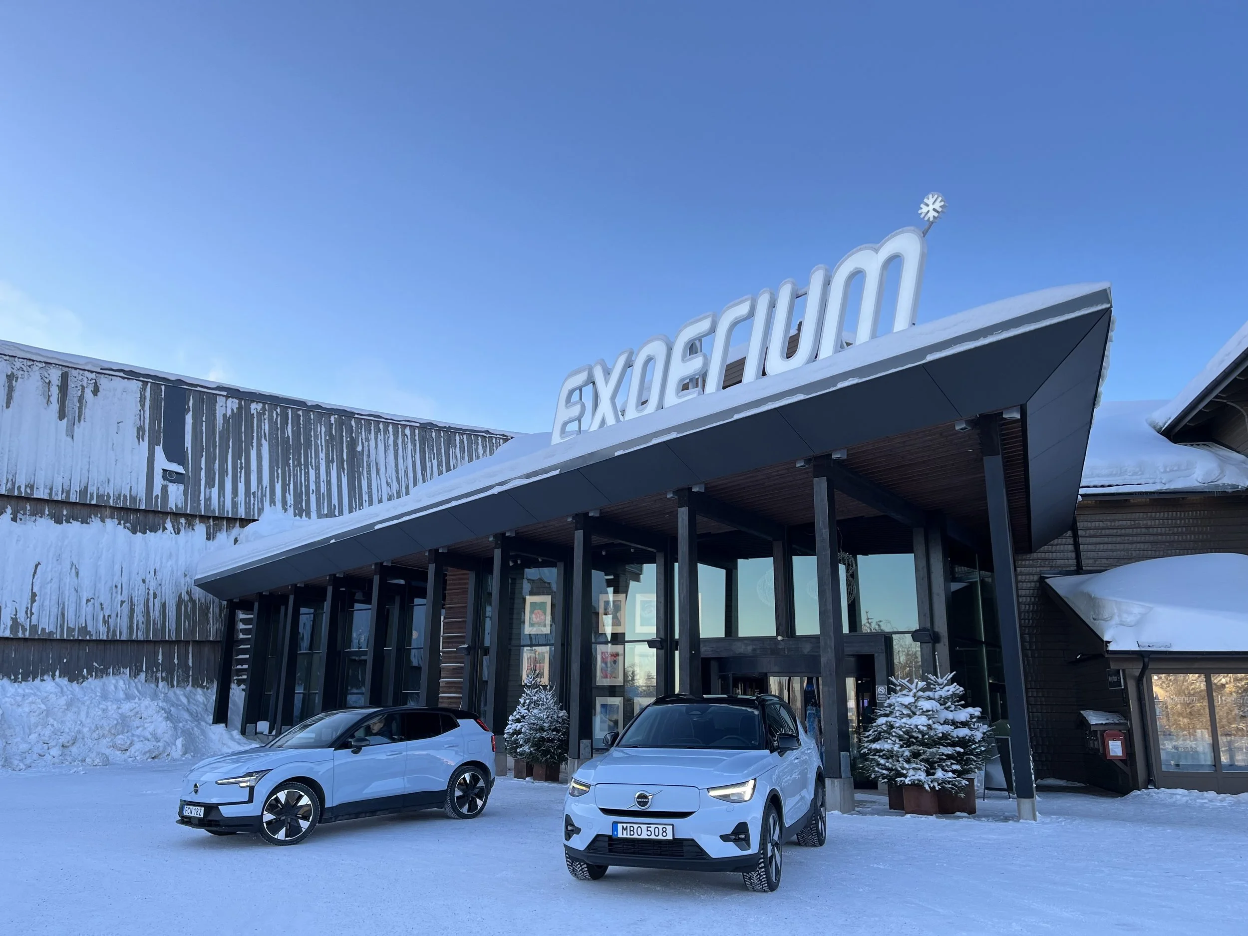 Ett snötäckt Volvo-showroom med Volvo-bilar parkerade framför