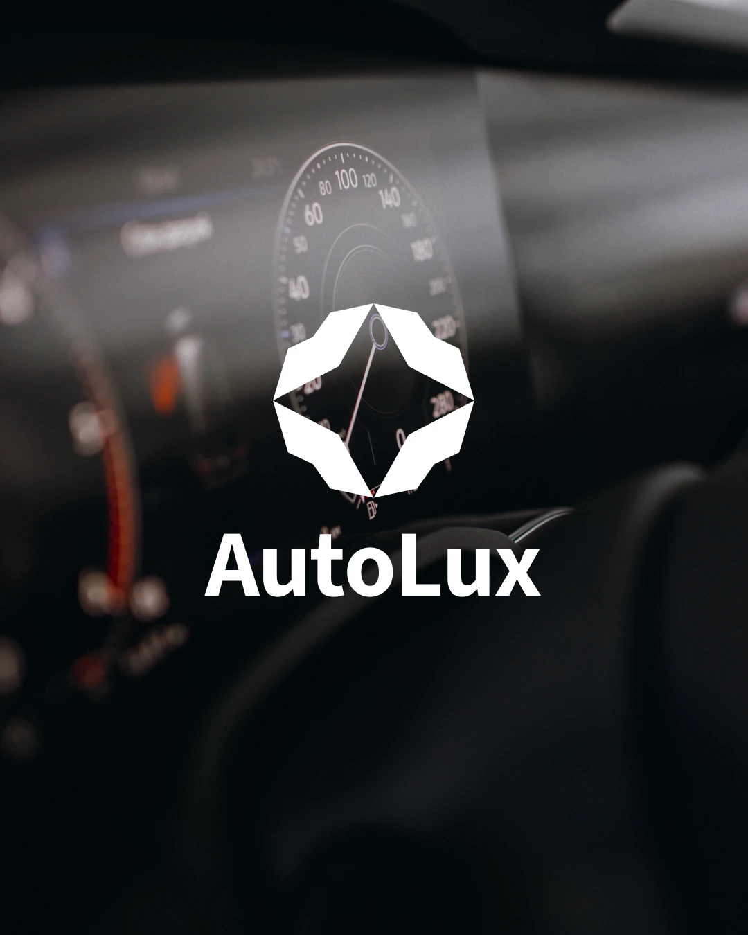 Logo AutoLux piste 1 format carré — symbole étoile facetté et logotype blanc sur fond tableau de bord automobile premium, déclinaison réseaux sociaux, rebranding Tartelette Concept
