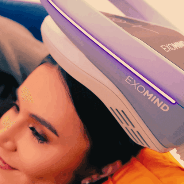 Femail client receives an exomind treatment