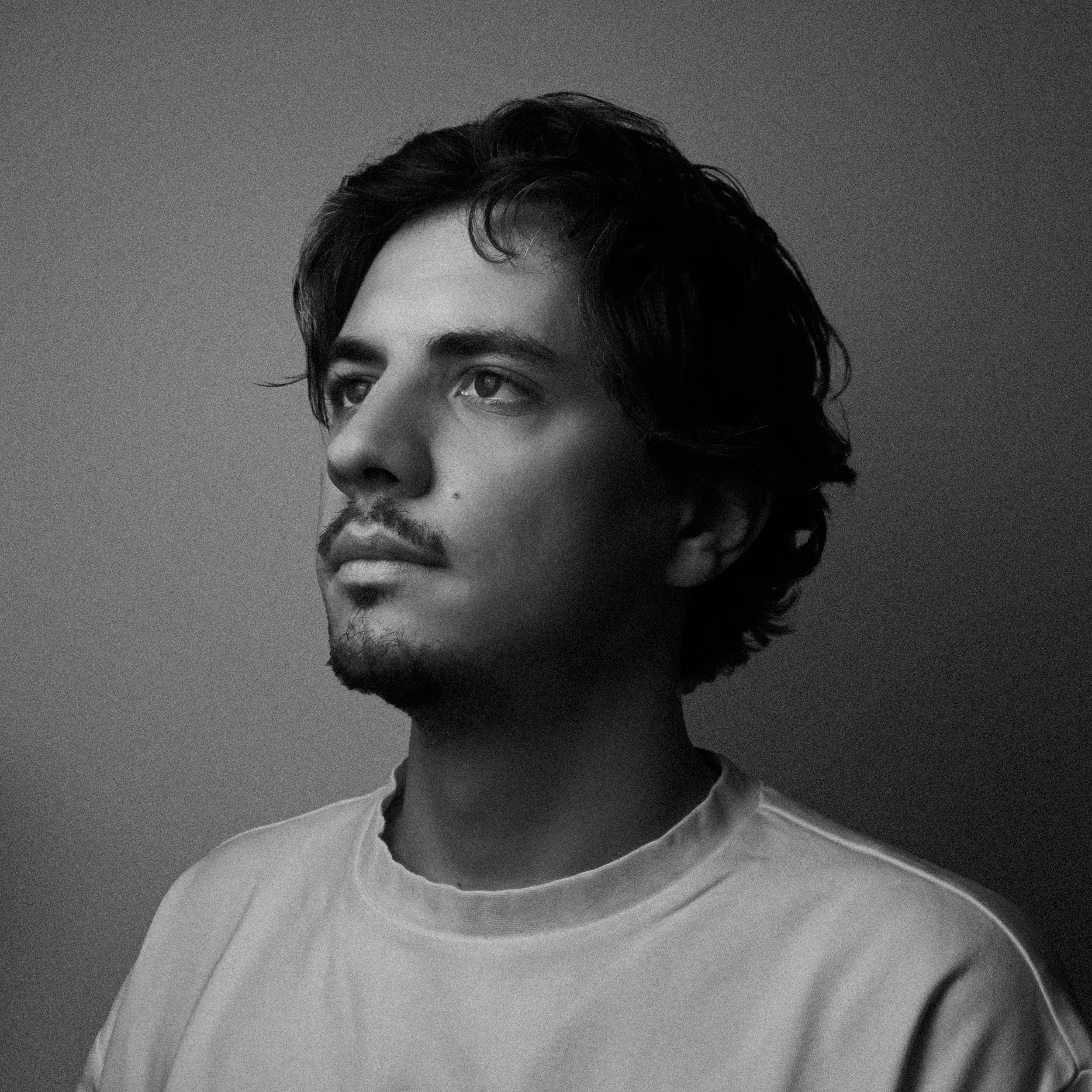 Max Kinzel - Schwarz-Weiß-Porträt als Motion Designer und Video Editor, Blick nach oben